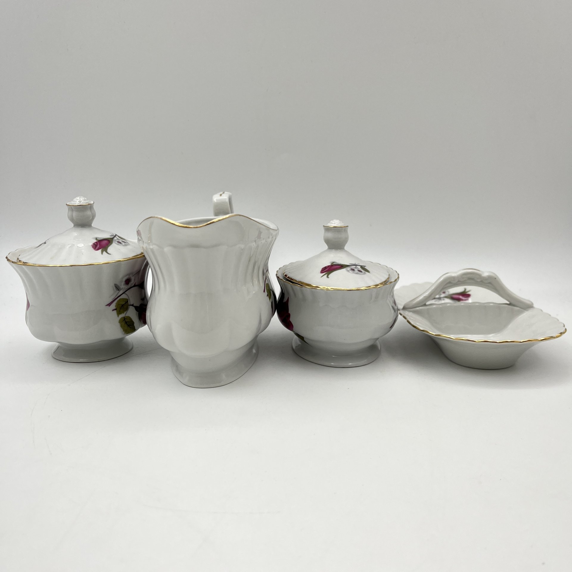 Набор для сервировки стола (4 предмета), украшенный изображением розы