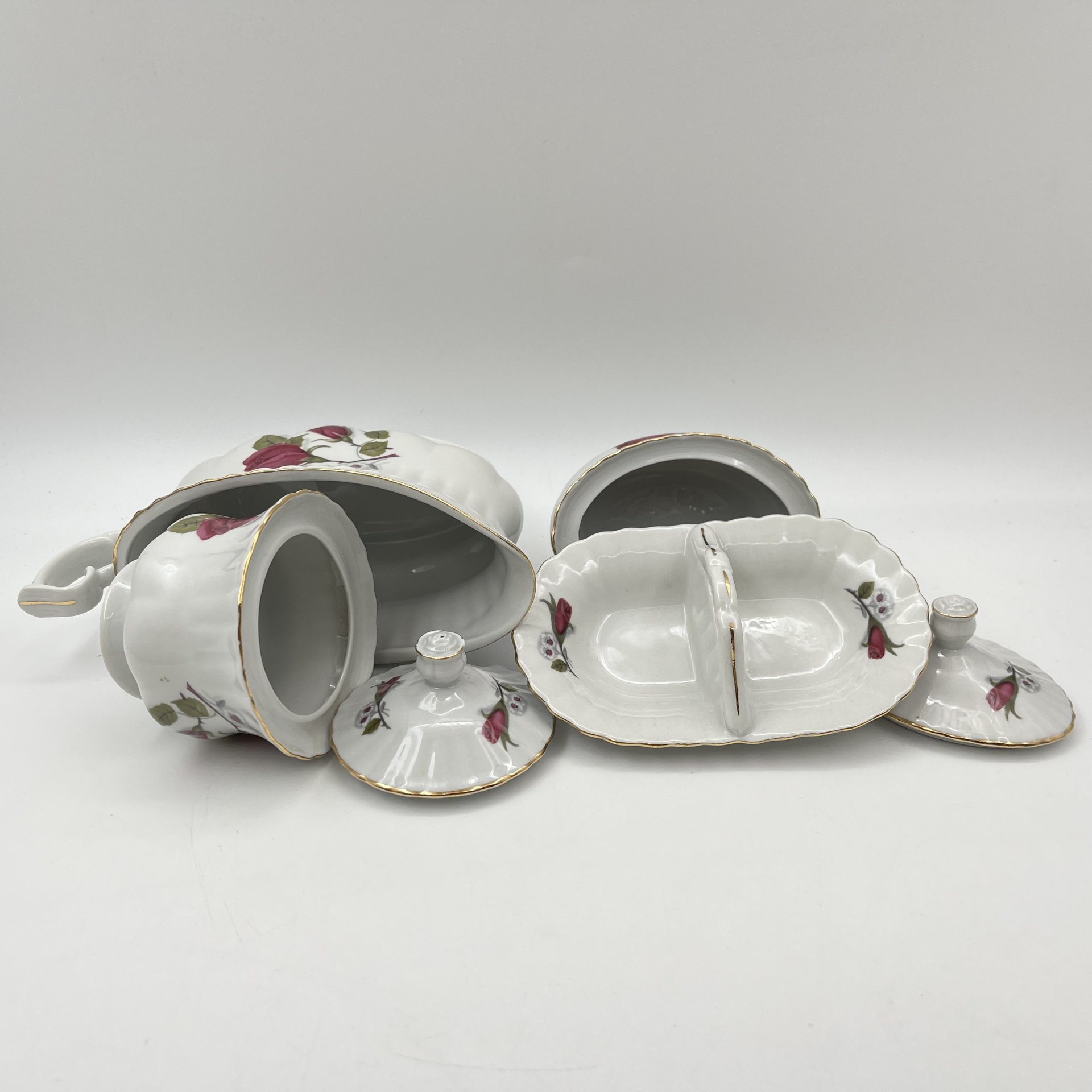 Набор для сервировки стола (4 предмета), украшенный изображением розы