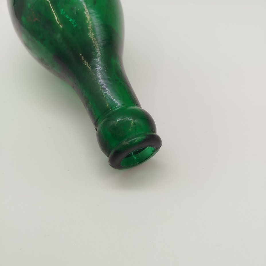 Бутылка пивная зеленого оттенка