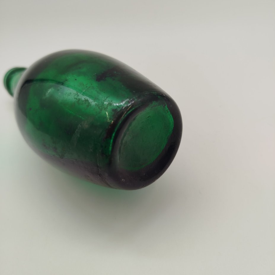 Бутылка пивная зеленого оттенка