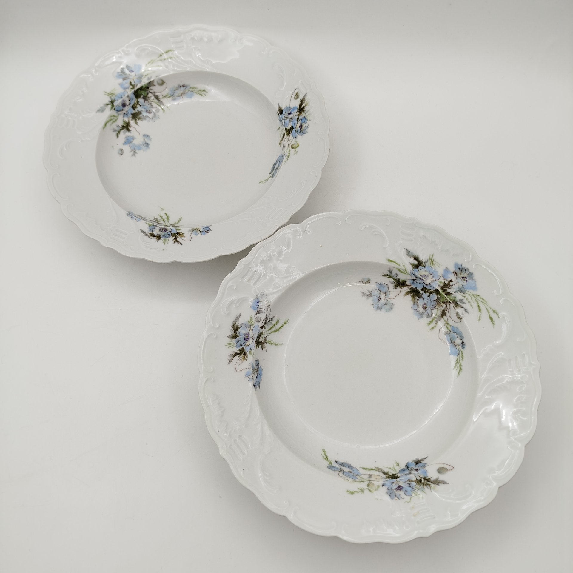 Пара суповых тарелок с декором в виде голубых цветов, фарфор, деколь, Российская империя, 1900-1917 гг.