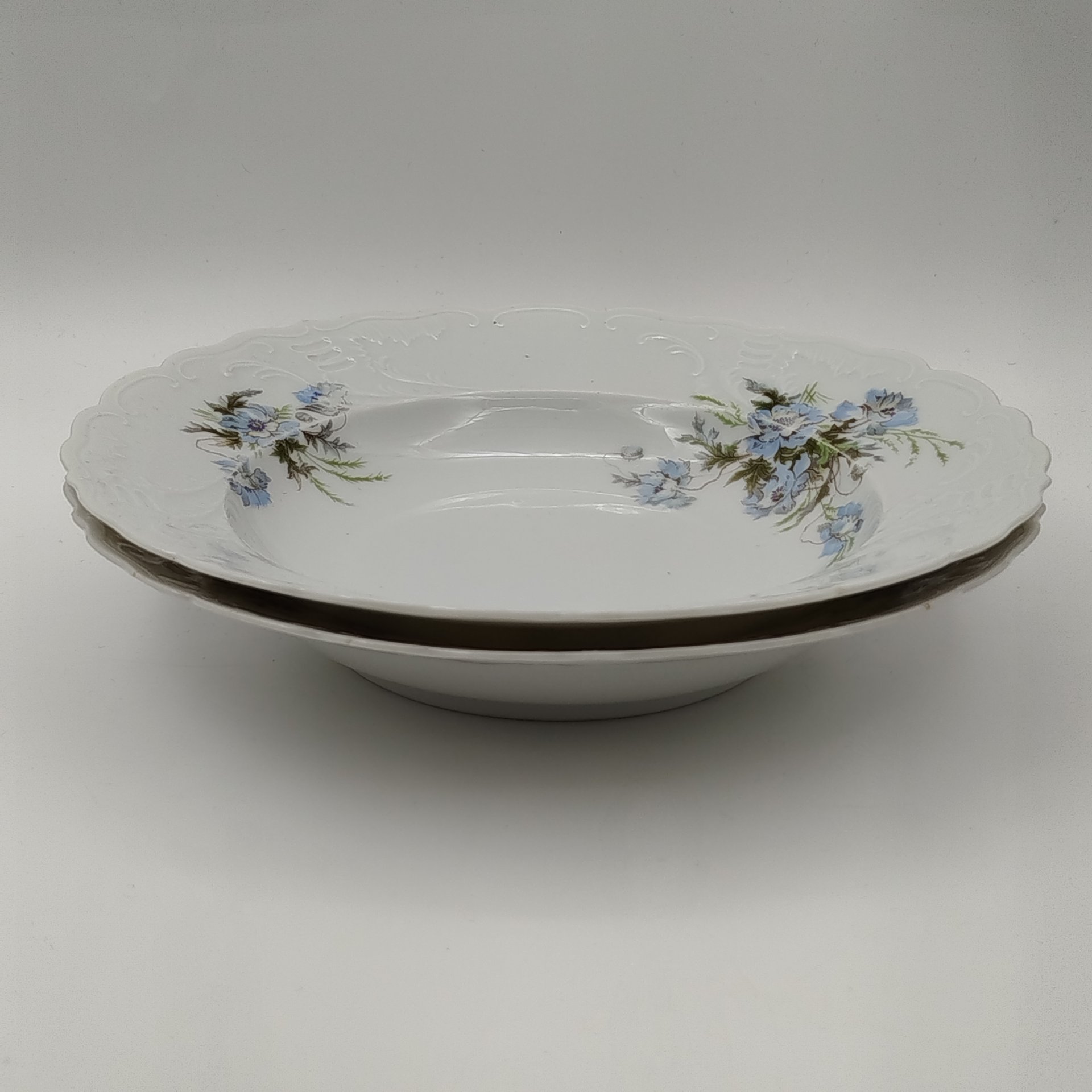 Пара суповых тарелок с декором в виде голубых цветов, фарфор, деколь, Российская империя, 1900-1917 гг.