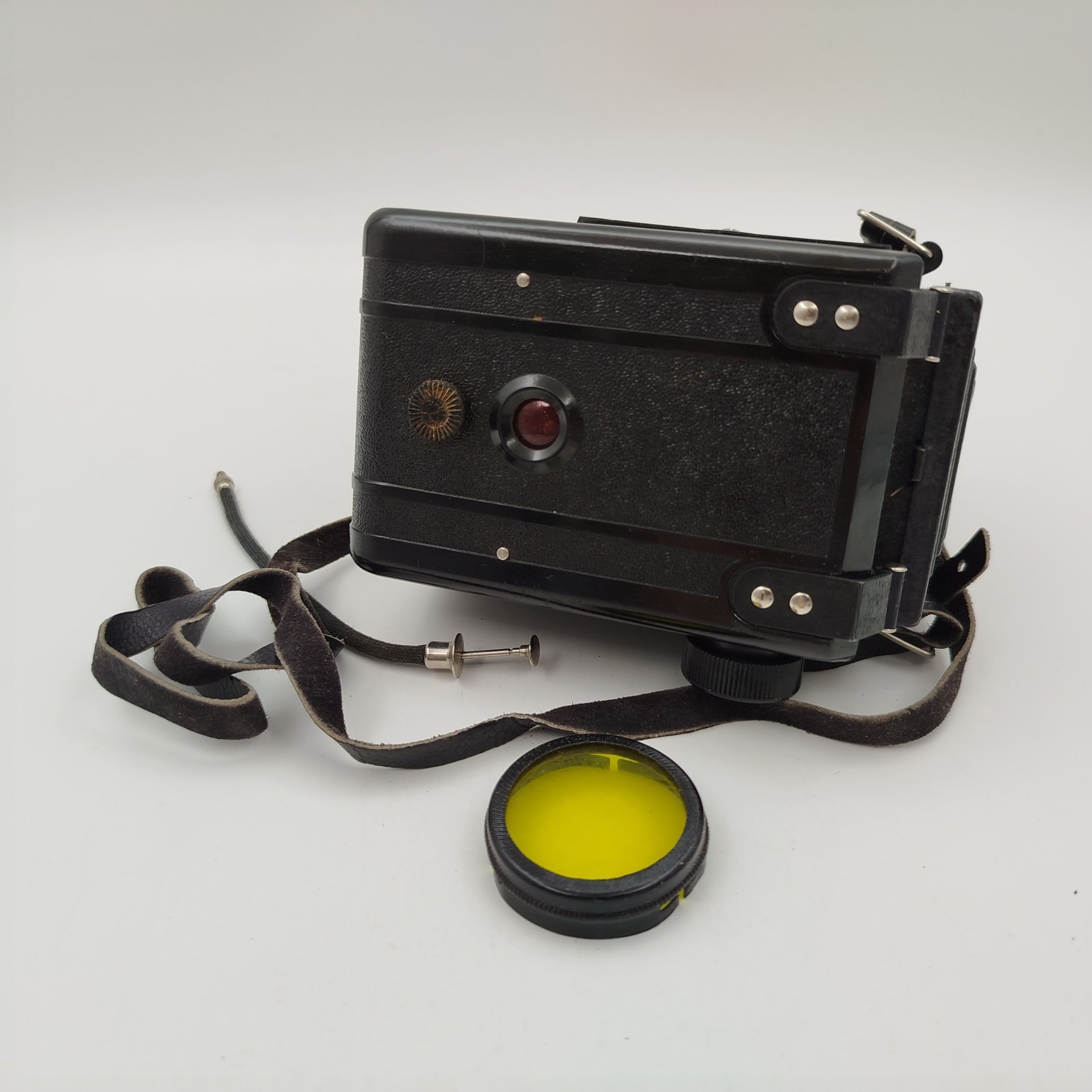 Фотоаппарат среднеформатный "Любитель" с объективом "Т-22 F=7,5 cm 1:4.5" в оригинальной коробке с документами, металл, стекло, кожа, пластик, картон, печать, Государственный оптико-механический завод имени ОГПУ (ГОМЗ), СССР, 1951 г., Государственный оптико-механический завод имени ОГПУ (ГОМЗ)