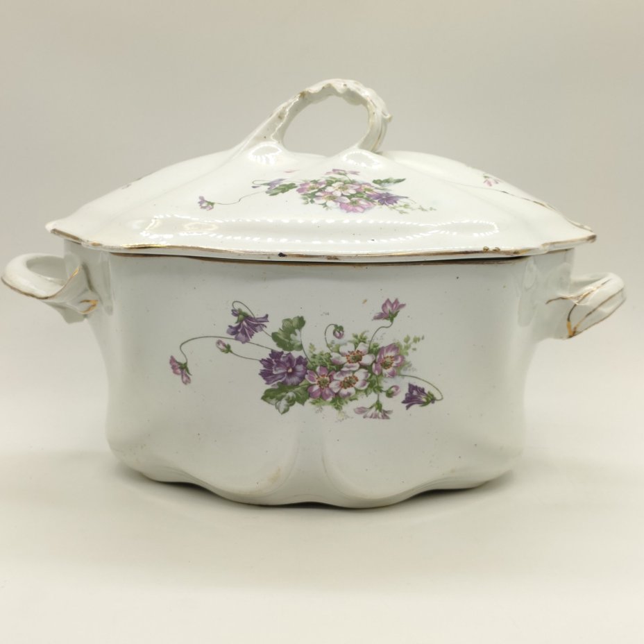 Супница с фигурным хватком на крышке, декорированная изображением полевых цветов, фаянс, деколь, золочение, Песоченская фабрика Брянской губернии, РСФСР, 1924-1930 гг.