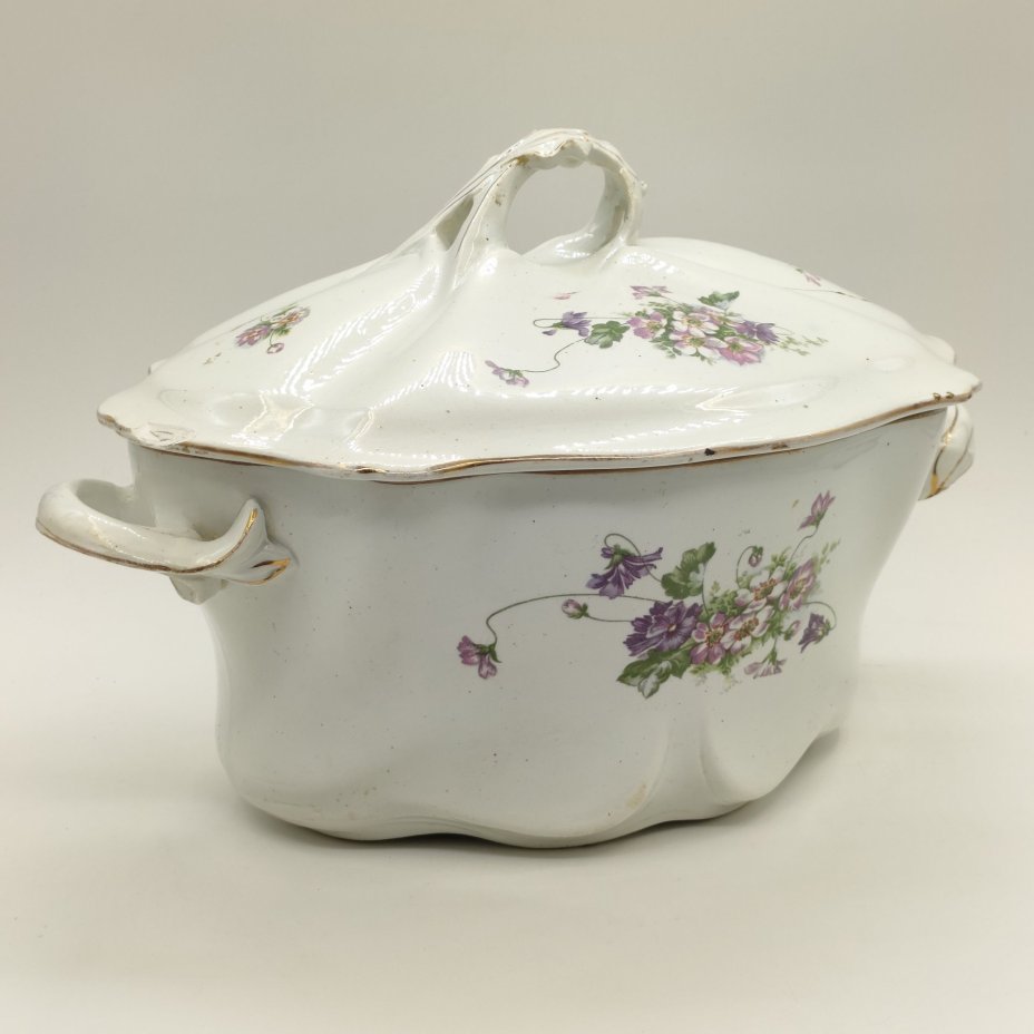 Супница с фигурным хватком на крышке, декорированная изображением полевых цветов, фаянс, деколь, золочение, Песоченская фабрика Брянской губернии, РСФСР, 1924-1930 гг.