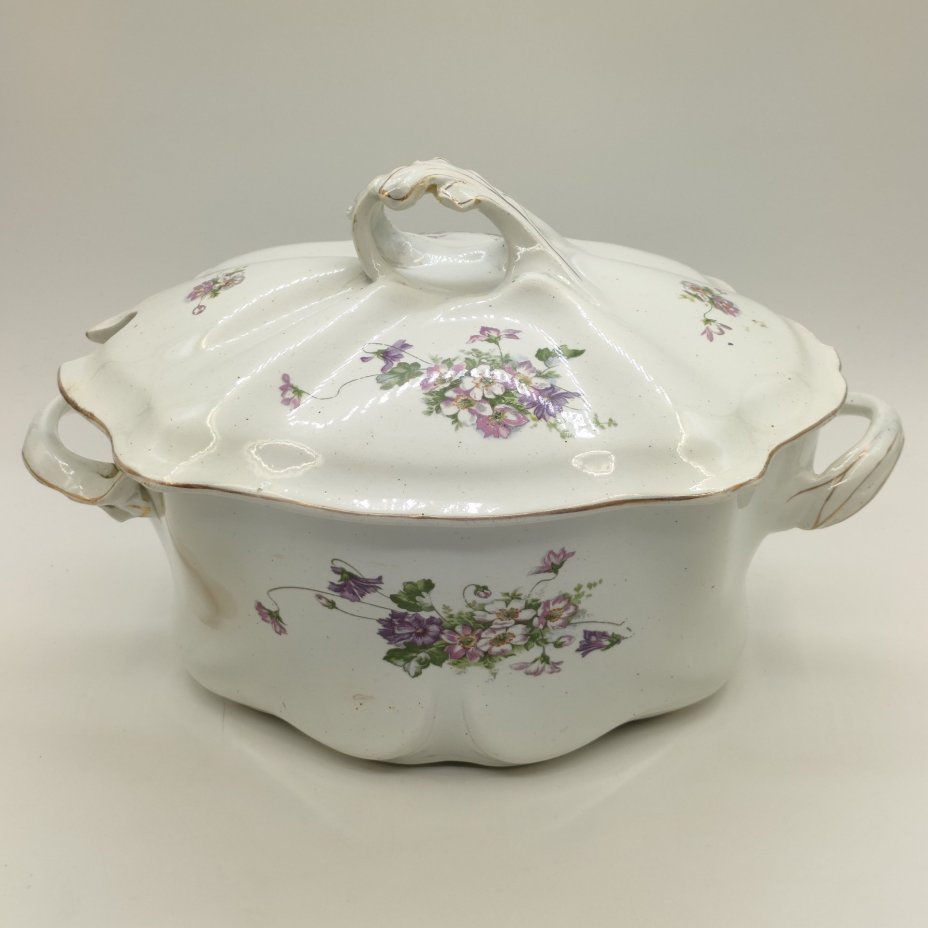 Супница с фигурным хватком на крышке, декорированная изображением полевых цветов, фаянс, деколь, золочение, Песоченская фабрика Брянской губернии, РСФСР, 1924-1930 гг.