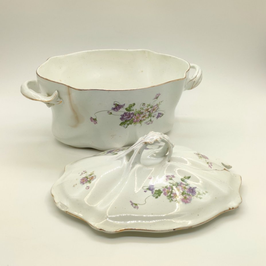 Супница с фигурным хватком на крышке, декорированная изображением полевых цветов, фаянс, деколь, золочение, Песоченская фабрика Брянской губернии, РСФСР, 1924-1930 гг.