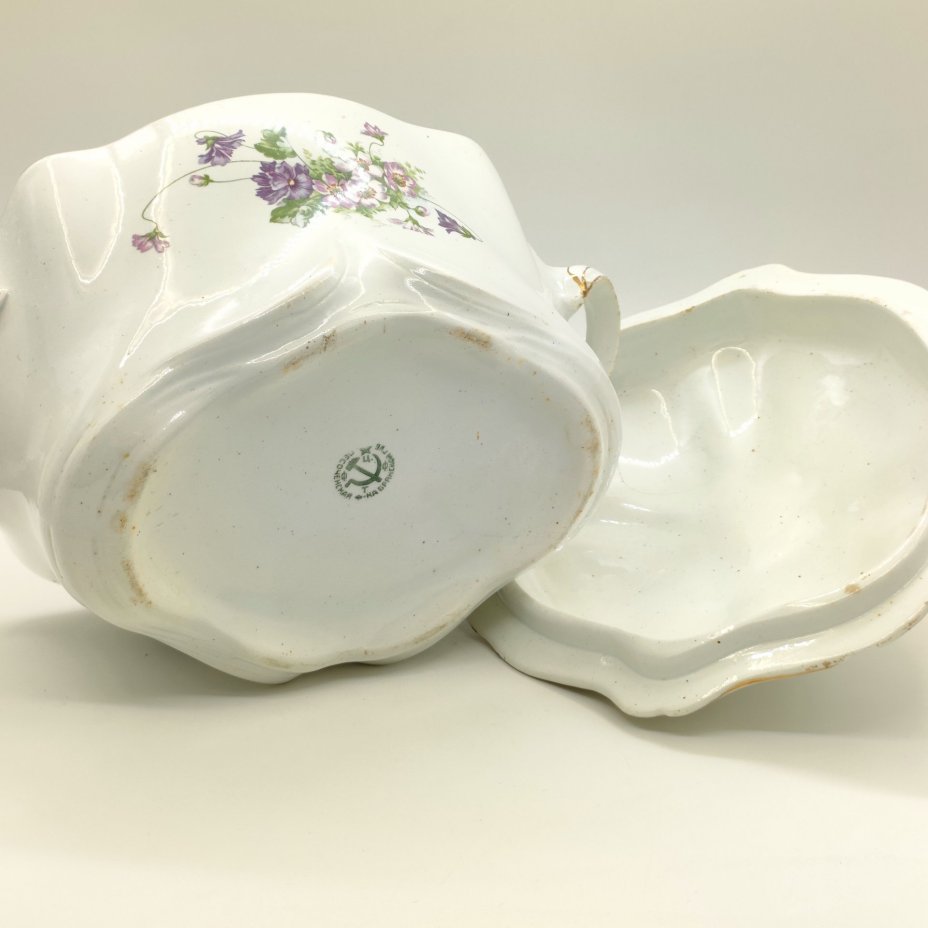 Супница с фигурным хватком на крышке, декорированная изображением полевых цветов, фаянс, деколь, золочение, Песоченская фабрика Брянской губернии, РСФСР, 1924-1930 гг.