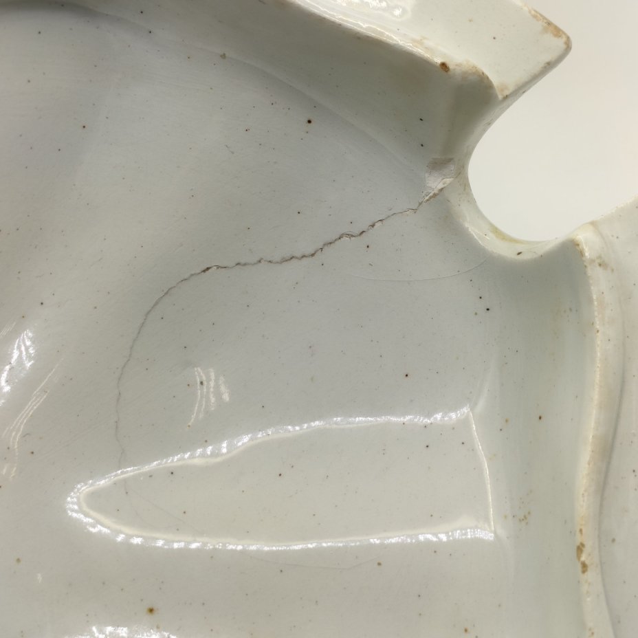 Супница с фигурным хватком на крышке, декорированная изображением полевых цветов, фаянс, деколь, золочение, Песоченская фабрика Брянской губернии, РСФСР, 1924-1930 гг.