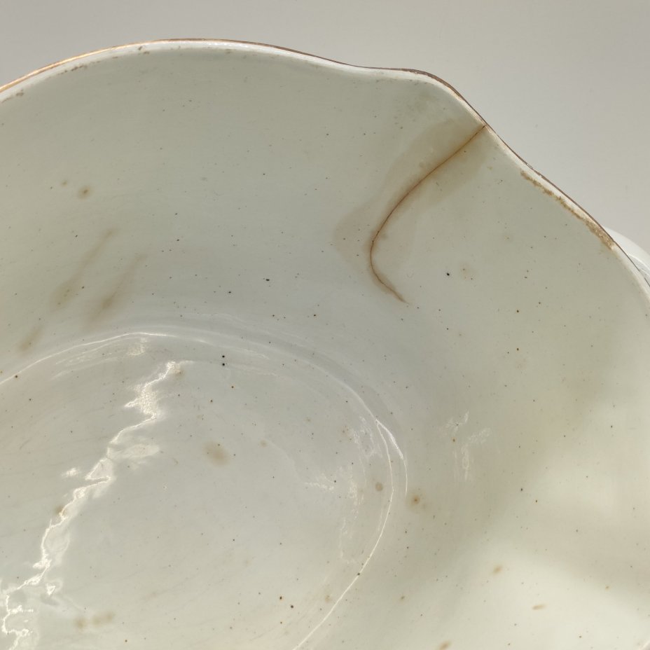 Супница с фигурным хватком на крышке, декорированная изображением полевых цветов, фаянс, деколь, золочение, Песоченская фабрика Брянской губернии, РСФСР, 1924-1930 гг.