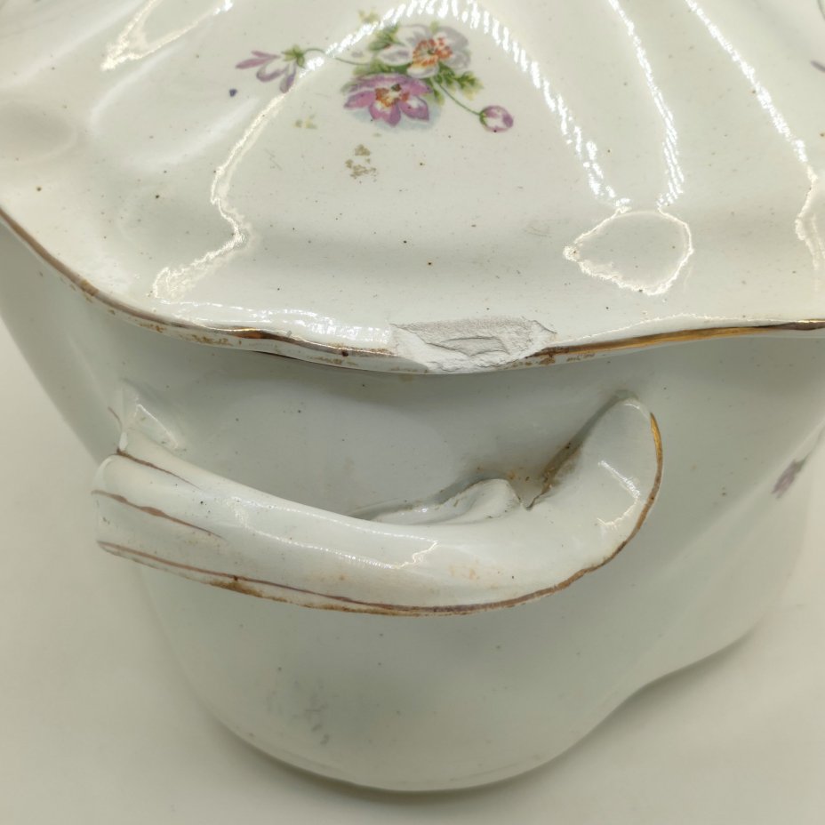 Супница с фигурным хватком на крышке, декорированная изображением полевых цветов, фаянс, деколь, золочение, Песоченская фабрика Брянской губернии, РСФСР, 1924-1930 гг.