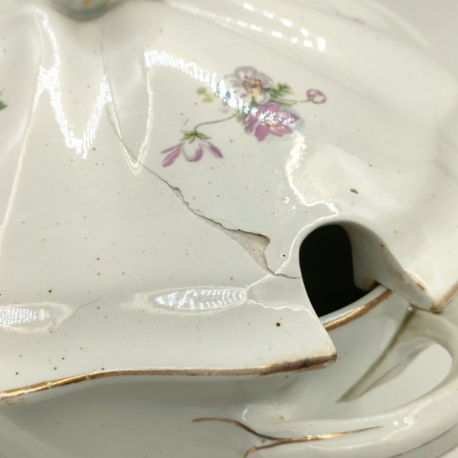 Супница с фигурным хватком на крышке, декорированная изображением полевых цветов, фаянс, деколь, золочение, Песоченская фабрика Брянской губернии, РСФСР, 1924-1930 гг.