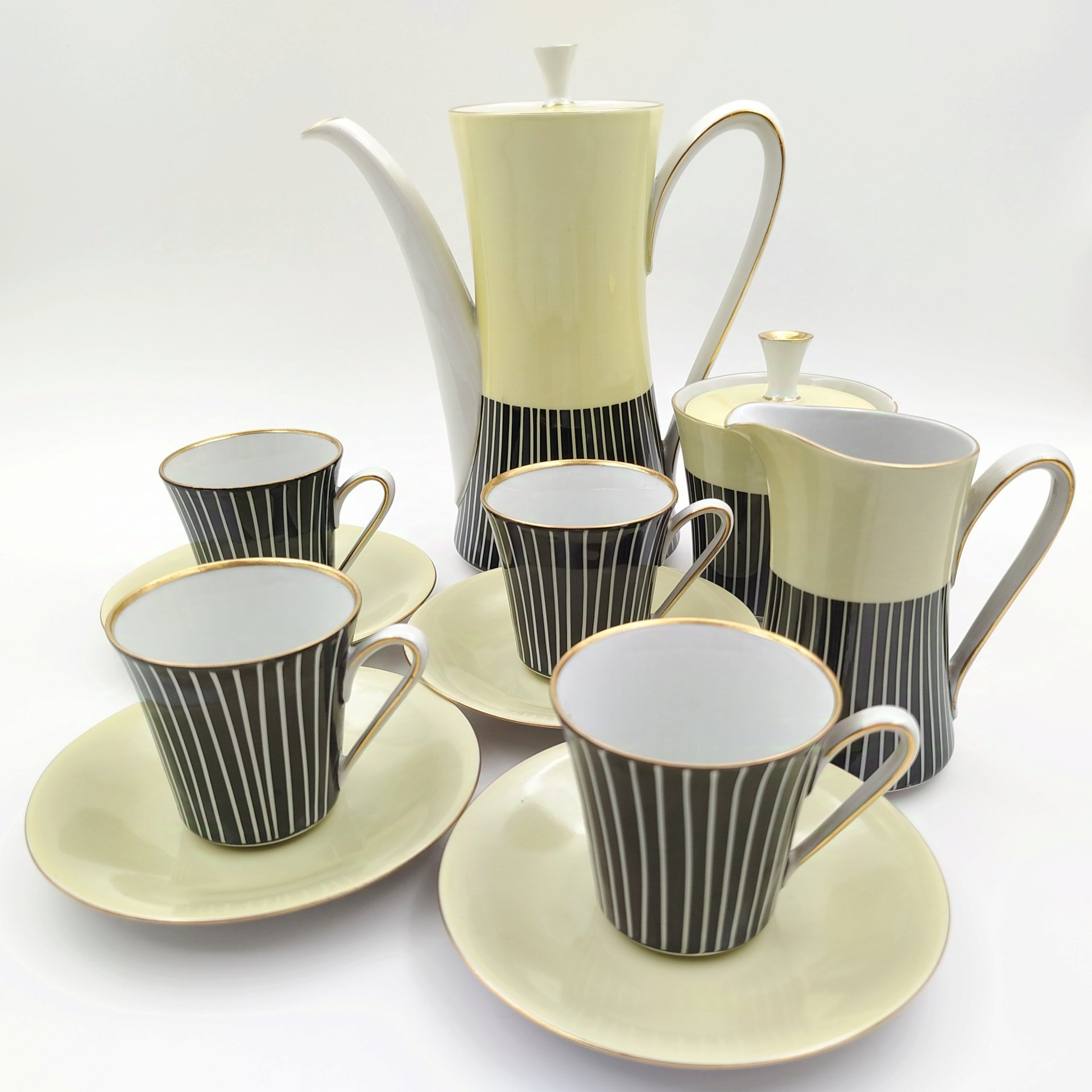 Сервиз кофейный на 4 персоны, украшенный геометрическими узорами (11 предметов), фарфор, крытье, золочение, роспись, Volkstedt Beyer & Bock, Volkstedt Beyer & Bock