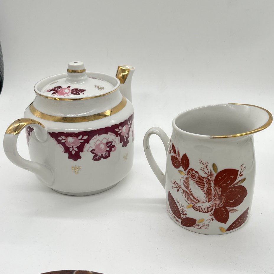 Набор из чайника и молочника с декором в виде роз (подбор), фарфор, деколь, золочение, Дмитровский фарфоровый завод (ДФЗ Вербилки), СССР, 1970-1990 гг.