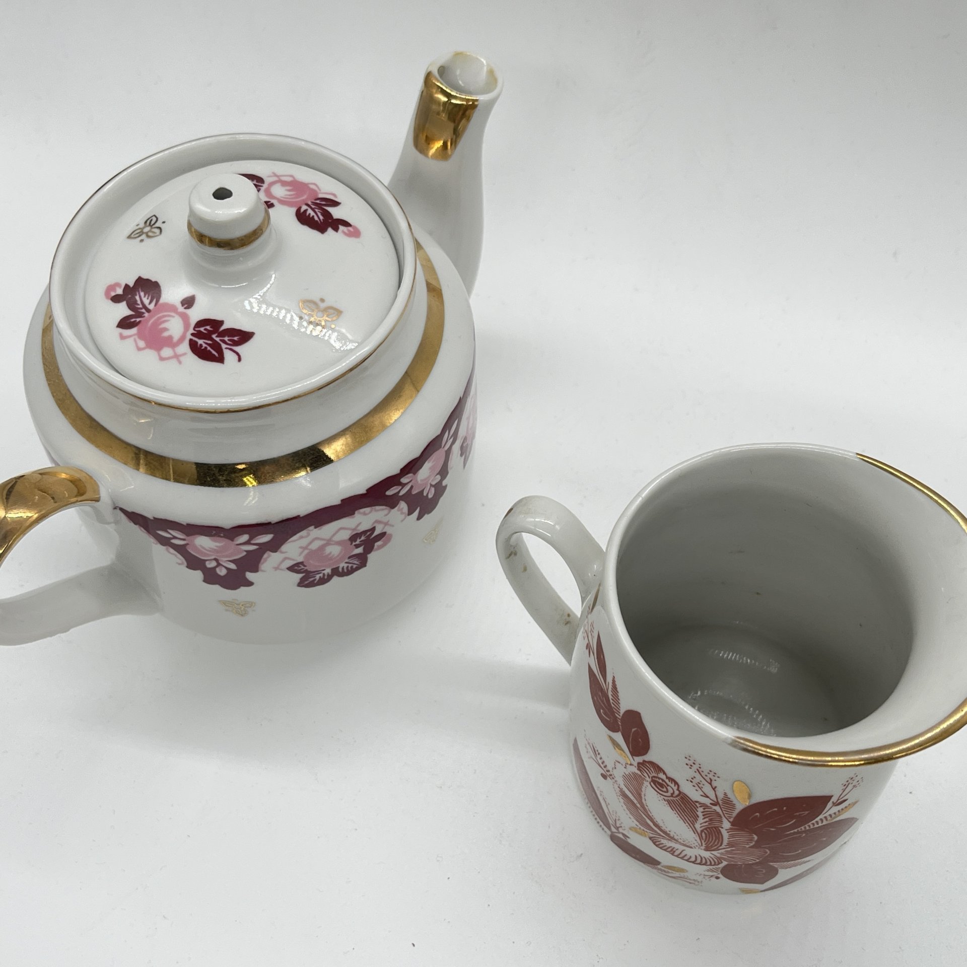 Набор из чайника и молочника с декором в виде роз (подбор), фарфор, деколь, золочение, Дмитровский фарфоровый завод (ДФЗ Вербилки), СССР, 1970-1990 гг.