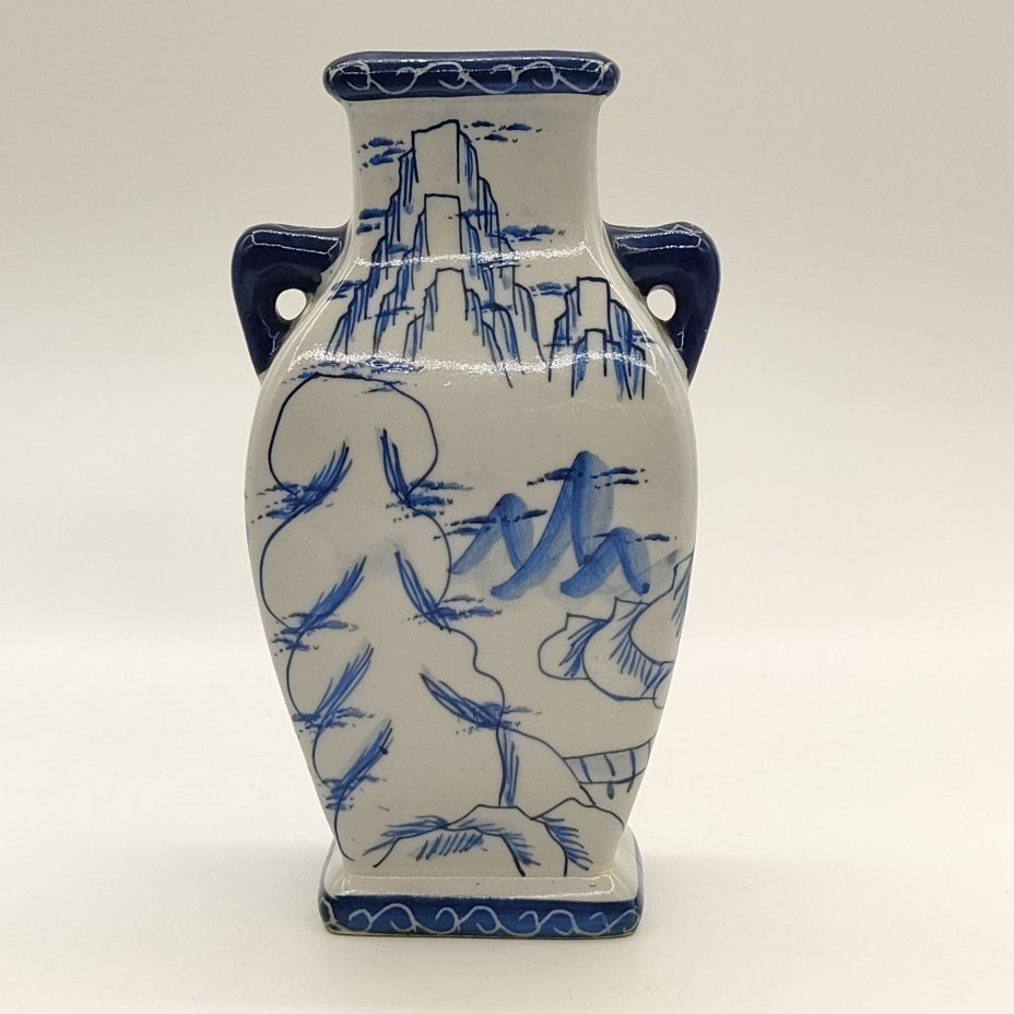 Ваза с пейзажным декором, фарфор, роспись, Китай, 1980-2000 гг.