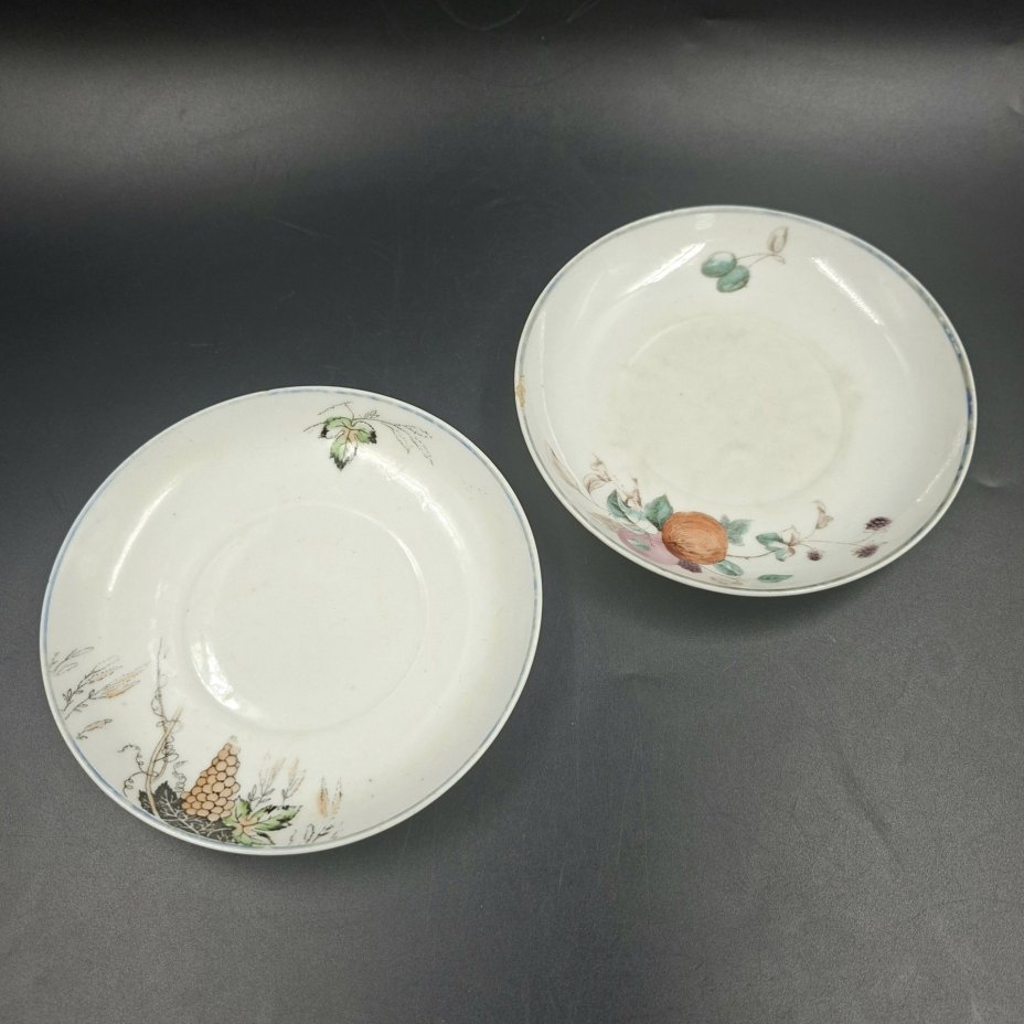 Набор из двух чайных блюдец с изображением плодов (в подборе), фарфор, деколь, золочение, Дулевский фарфоровый завод (Дулёво), СССР, 1920-1930 гг.