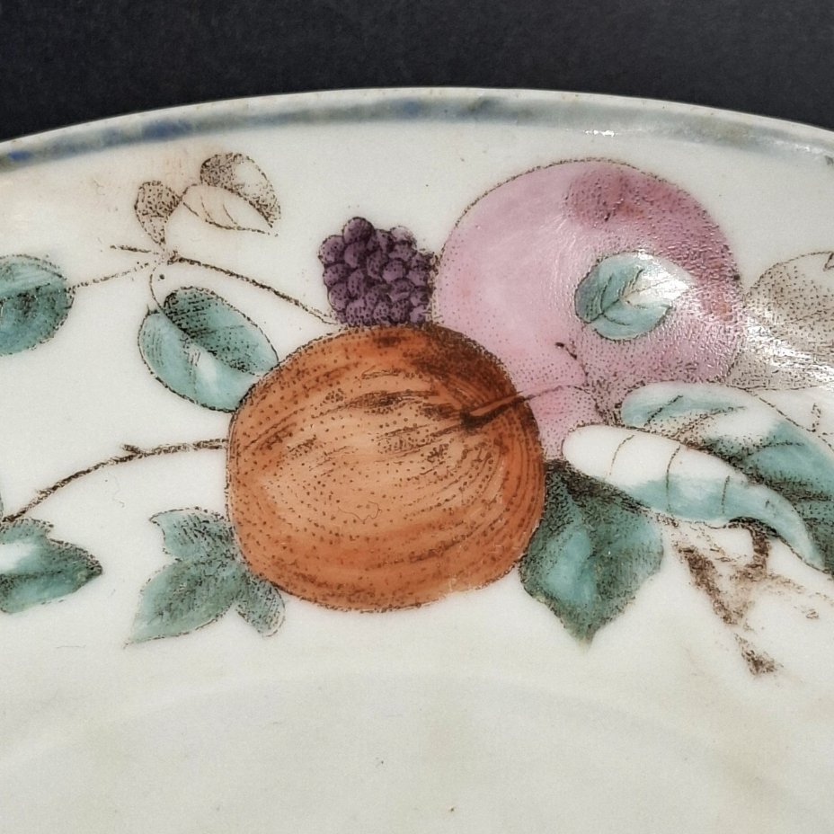 Набор из двух чайных блюдец с изображением плодов (в подборе), фарфор, деколь, золочение, Дулевский фарфоровый завод (Дулёво), СССР, 1920-1930 гг.