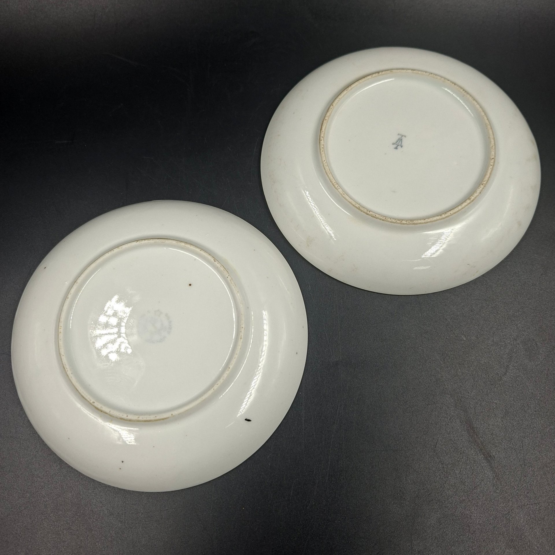 Набор из двух чайных блюдец с изображением плодов (в подборе), фарфор, деколь, золочение, Дулевский фарфоровый завод (Дулёво), СССР, 1920-1930 гг.