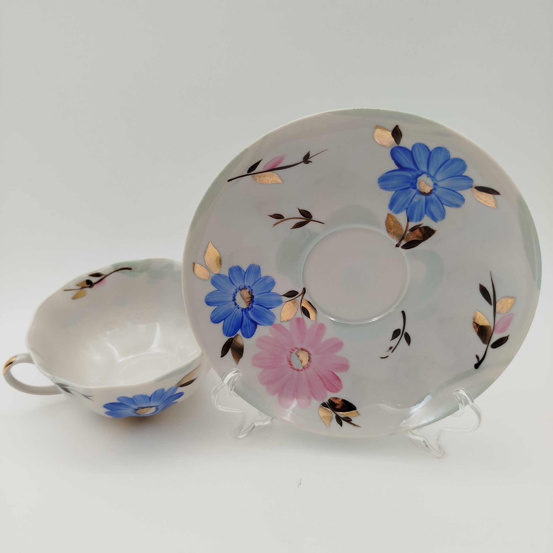 Пара чайная с цветочным декором в виде астр, фарфор, роспись, золочение, Дулевский фарфоровый завод (Дулёво), СССР, 1968-1991 гг.