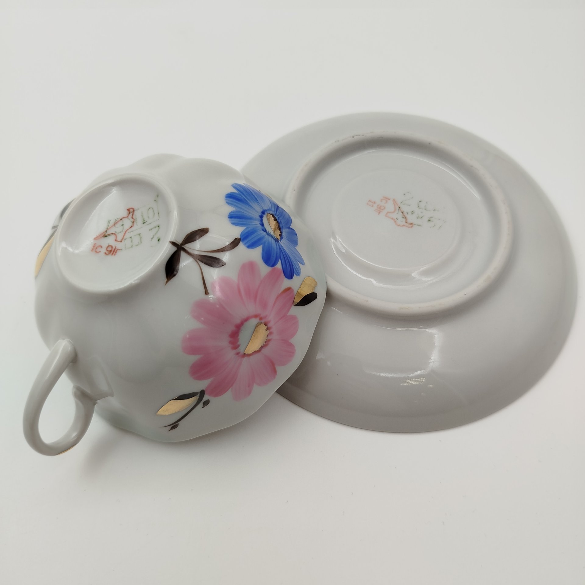 Пара чайная с цветочным декором в виде астр, фарфор, роспись, золочение, Дулевский фарфоровый завод (Дулёво), СССР, 1968-1991 гг.