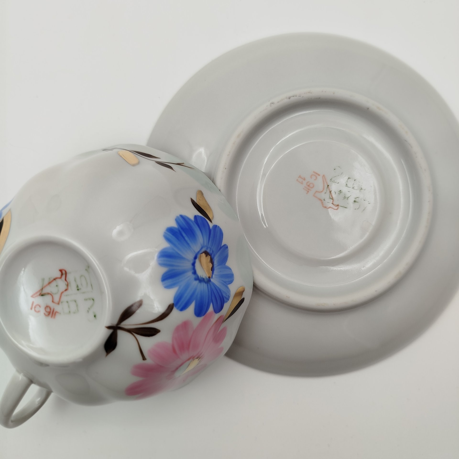 Пара чайная с цветочным декором в виде астр, фарфор, роспись, золочение, Дулевский фарфоровый завод (Дулёво), СССР, 1968-1991 гг.