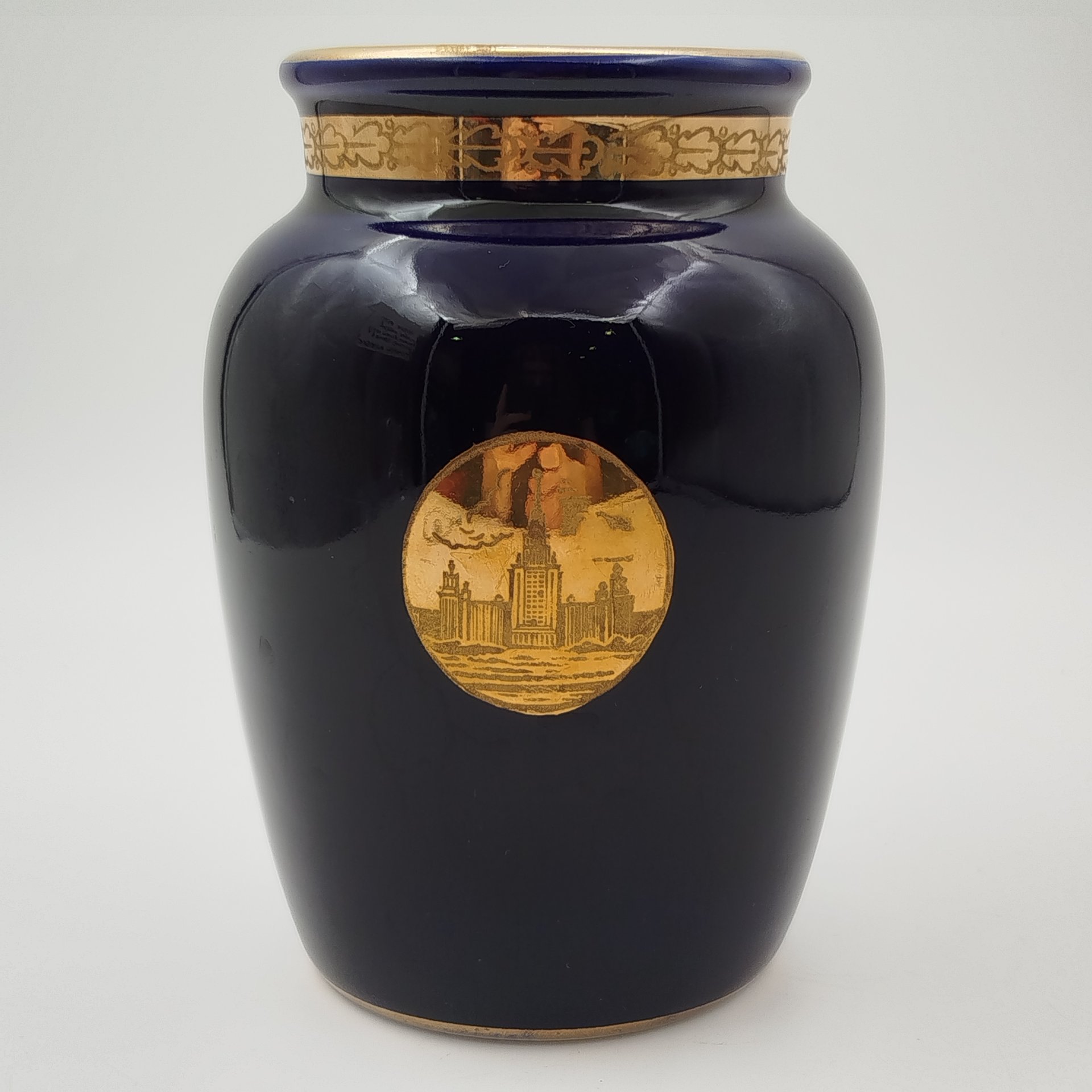 Ваза кобальтового цвета с изображением МГУ в медальоне  и надписью "Москва", фарфор, крытье кобальтом, золочение, Ленинградский фарфоровый завод (ЛФЗ), СССР, 1950-1970 гг.