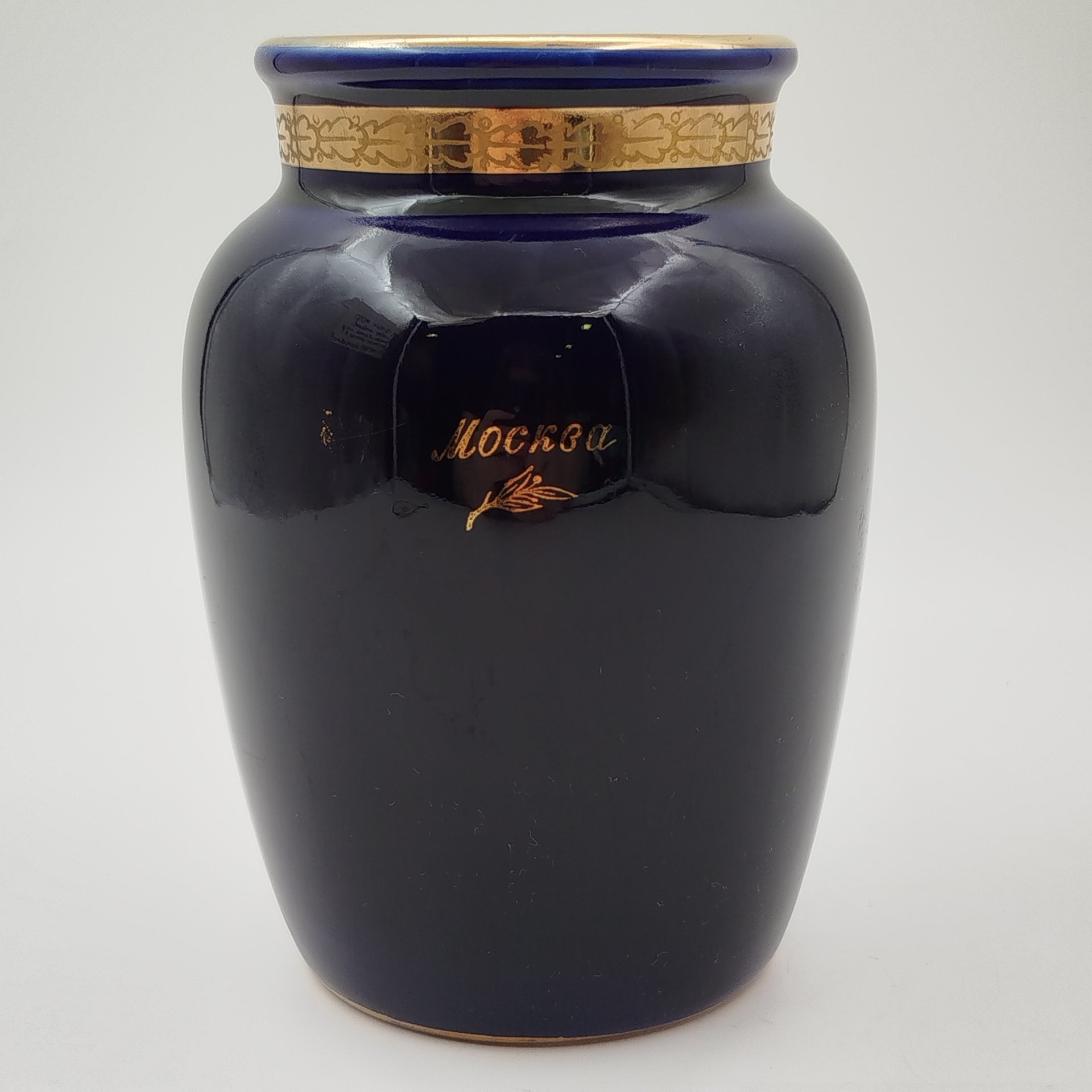 Ваза кобальтового цвета с изображением МГУ в медальоне  и надписью "Москва", фарфор, крытье кобальтом, золочение, Ленинградский фарфоровый завод (ЛФЗ), СССР, 1950-1970 гг.