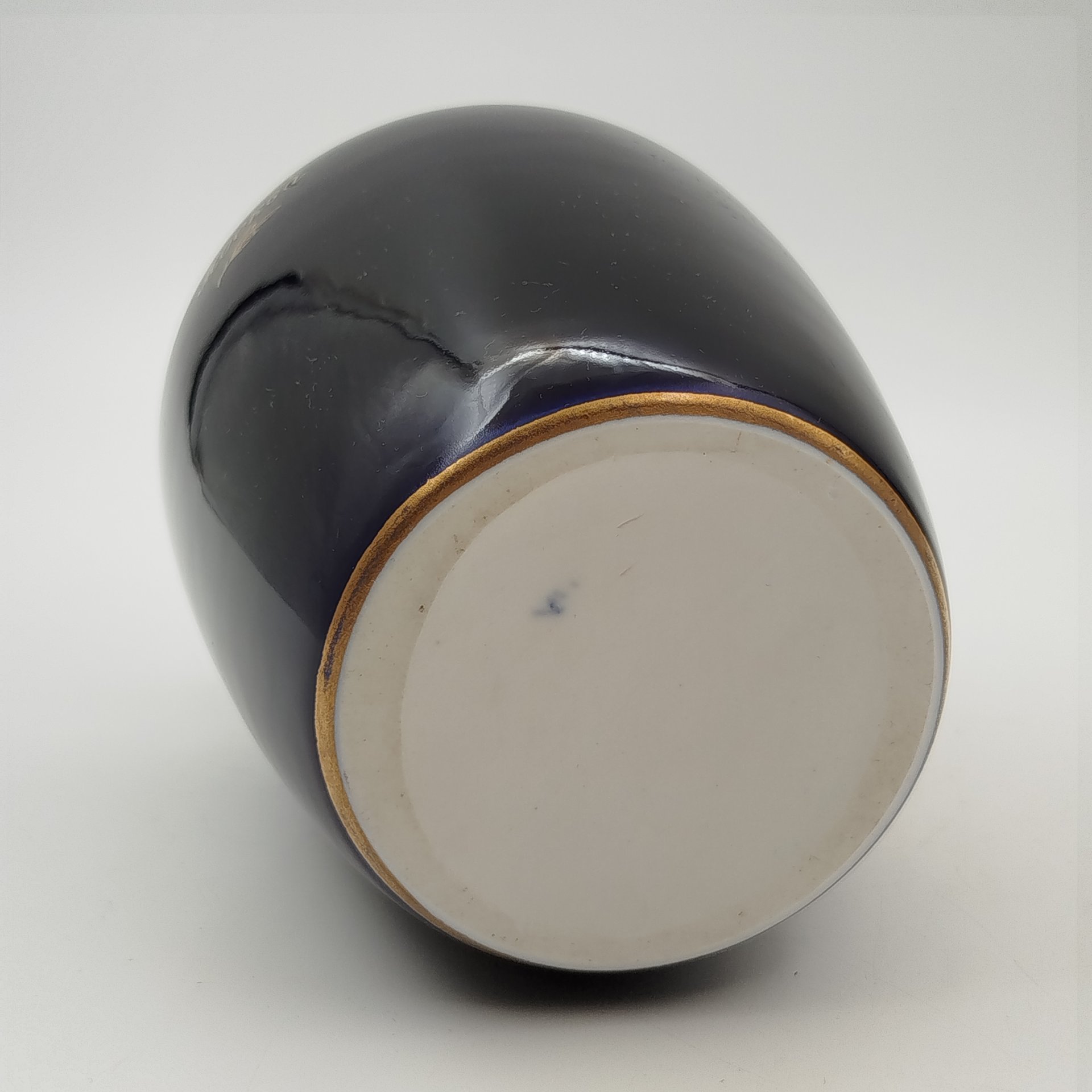 Ваза кобальтового цвета с изображением МГУ в медальоне  и надписью "Москва", фарфор, крытье кобальтом, золочение, Ленинградский фарфоровый завод (ЛФЗ), СССР, 1950-1970 гг.