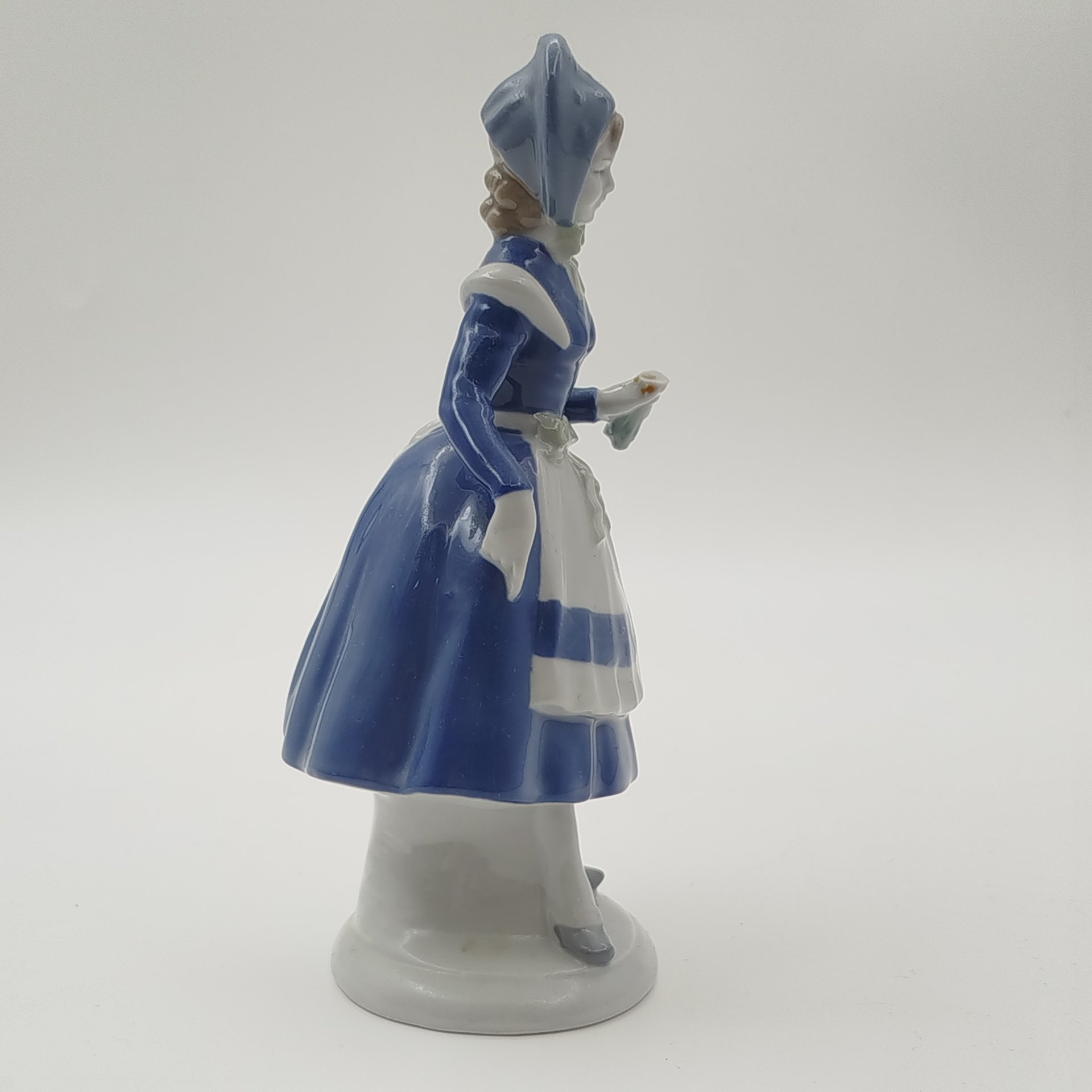 Статуэтка "Девушка в голубом", фарфор, роспись, Западная Европа, 1970-1990 гг.