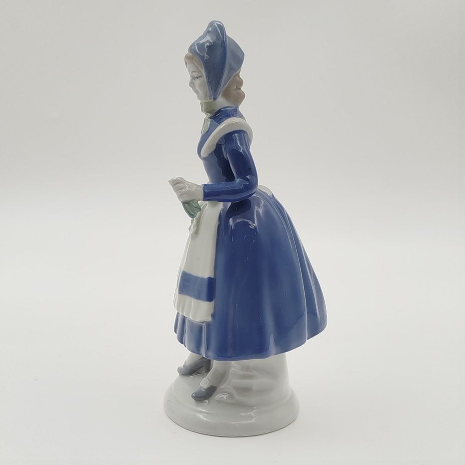 Статуэтка "Девушка в голубом", фарфор, роспись, Западная Европа, 1970-1990 гг.