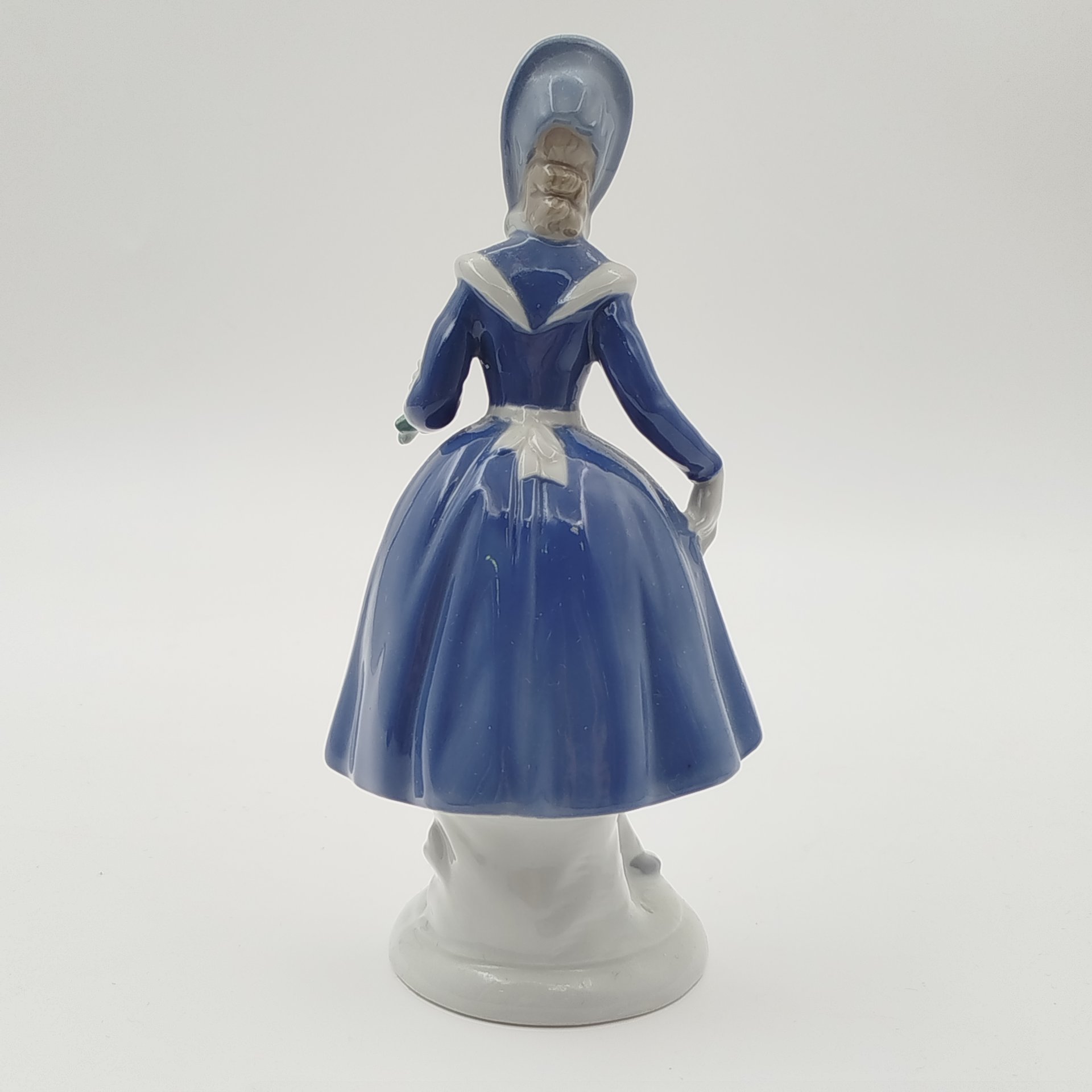 Статуэтка "Девушка в голубом", фарфор, роспись, Западная Европа, 1970-1990 гг.