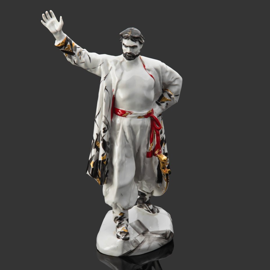 Скульптура "Степан Разин", скульптор Е. П. Крупина, художник В. Шостак, фарфор, роспись, золочение, Ленинградский фарфоровый завод (ЛФЗ), СССР, 1958-1960 гг.