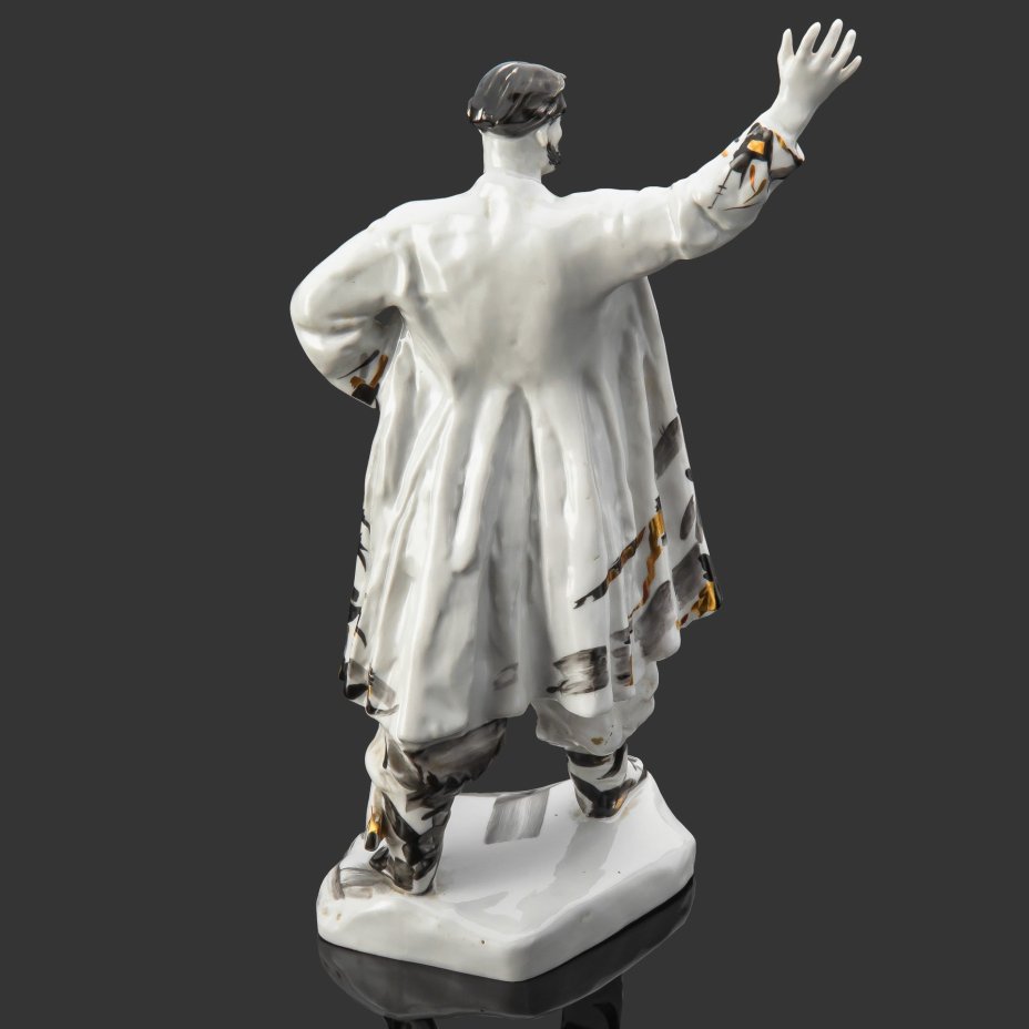 Скульптура "Степан Разин", скульптор Е. П. Крупина, художник В. Шостак, фарфор, роспись, золочение, Ленинградский фарфоровый завод (ЛФЗ), СССР, 1958-1960 гг.