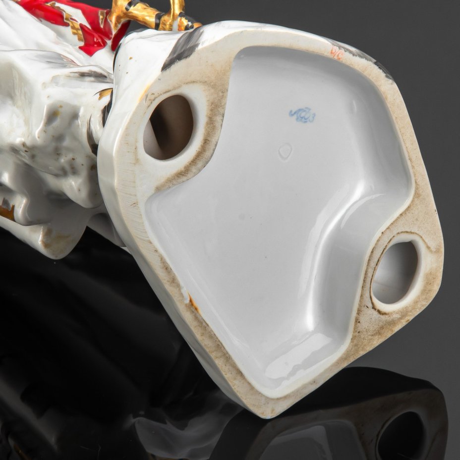 Скульптура "Степан Разин", скульптор Е. П. Крупина, художник В. Шостак, фарфор, роспись, золочение, Ленинградский фарфоровый завод (ЛФЗ), СССР, 1958-1960 гг.