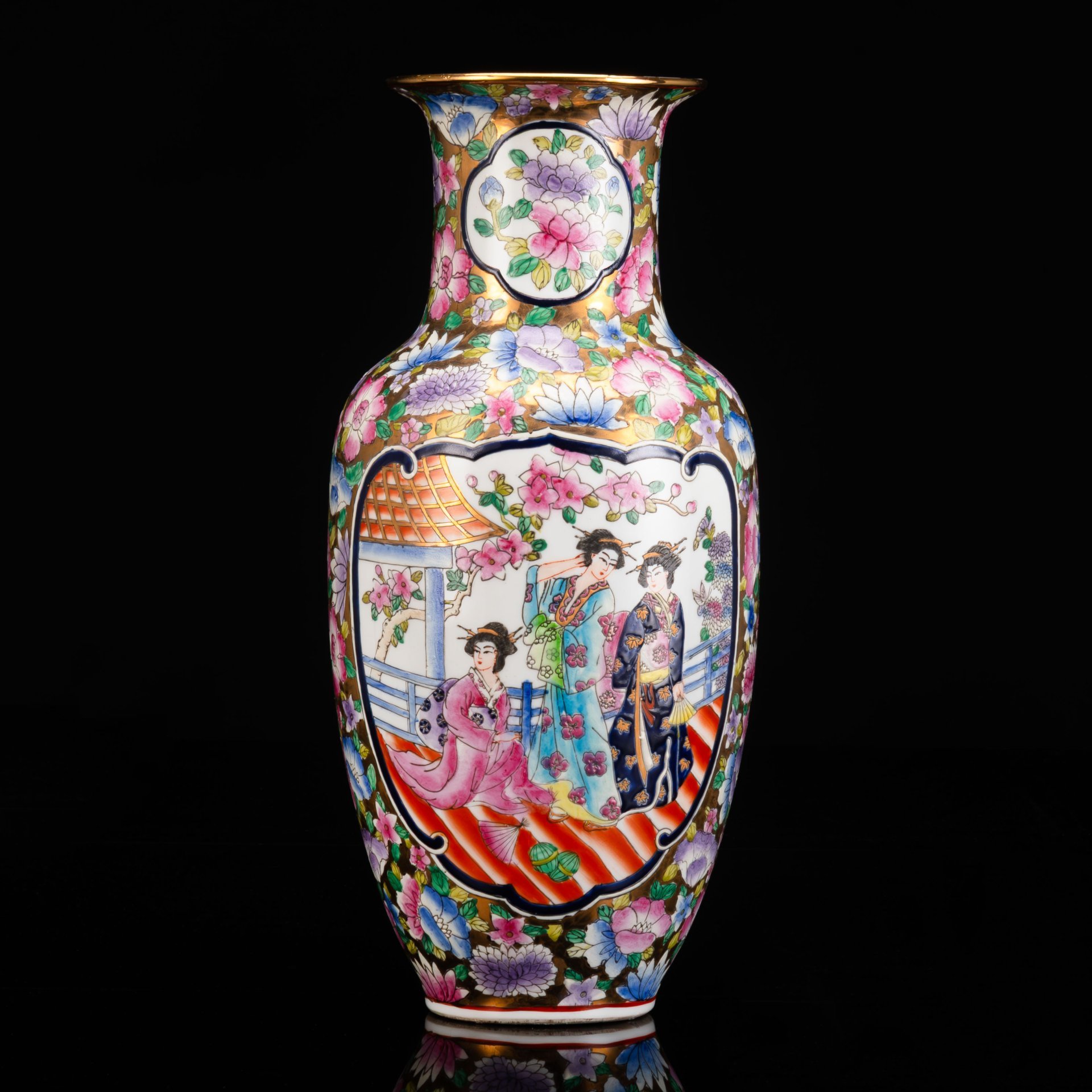 Ваза большая с изображением прогулки трех красавиц на цветочном золотом фоне, фарфор, роспись, золочение, Китай, 1960-1980 гг.