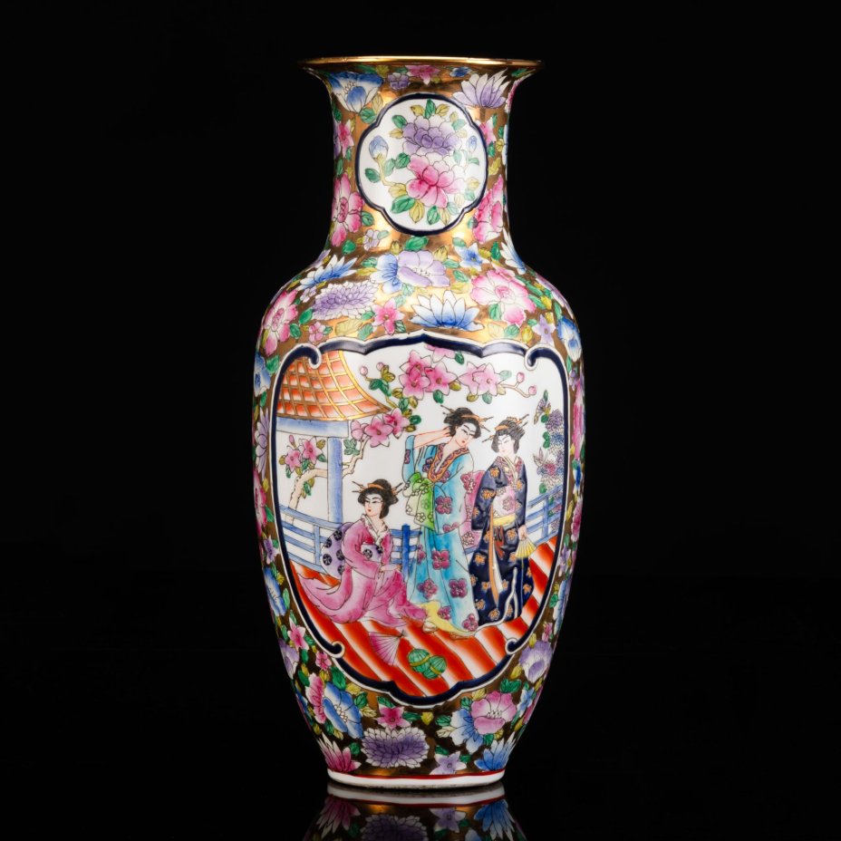 Ваза большая с изображением прогулки трех красавиц на цветочном золотом фоне, фарфор, роспись, золочение, Китай, 1960-1980 гг.