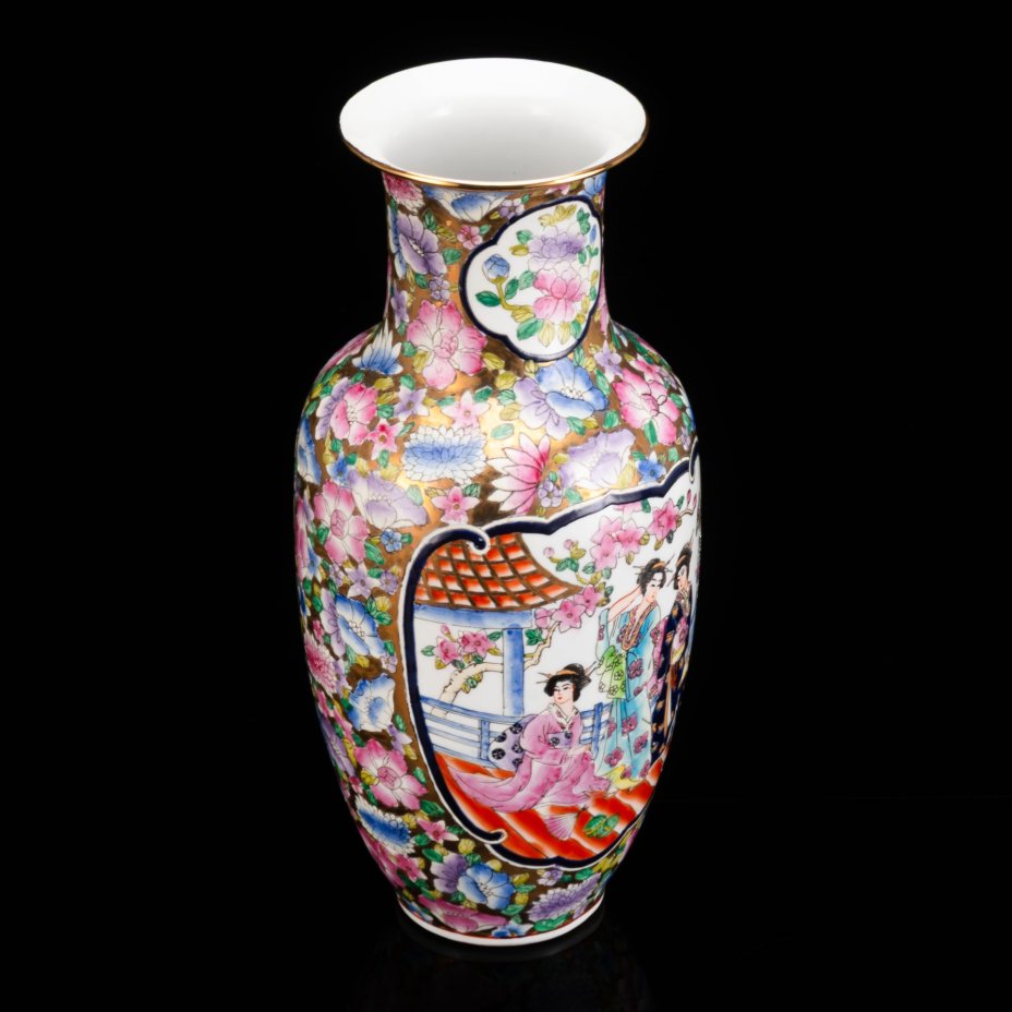 Ваза большая с изображением прогулки трех красавиц на цветочном золотом фоне, фарфор, роспись, золочение, Китай, 1960-1980 гг.