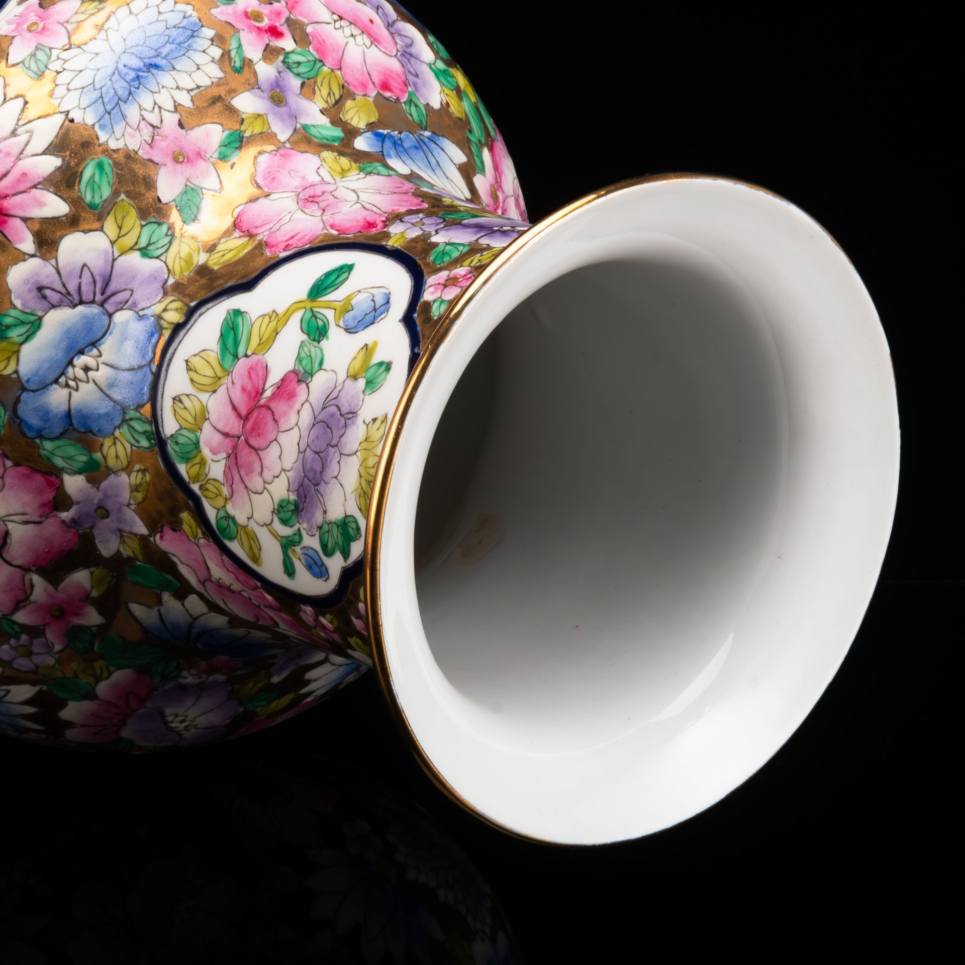 Ваза большая с изображением прогулки трех красавиц на цветочном золотом фоне, фарфор, роспись, золочение, Китай, 1960-1980 гг.