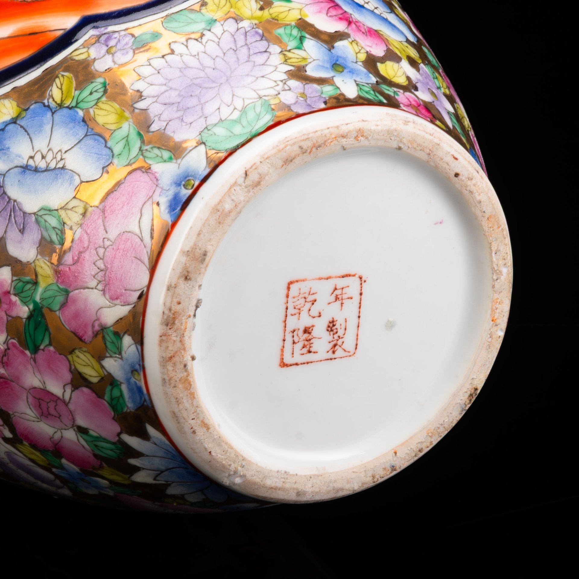 Ваза большая с изображением прогулки трех красавиц на цветочном золотом фоне, фарфор, роспись, золочение, Китай, 1960-1980 гг.