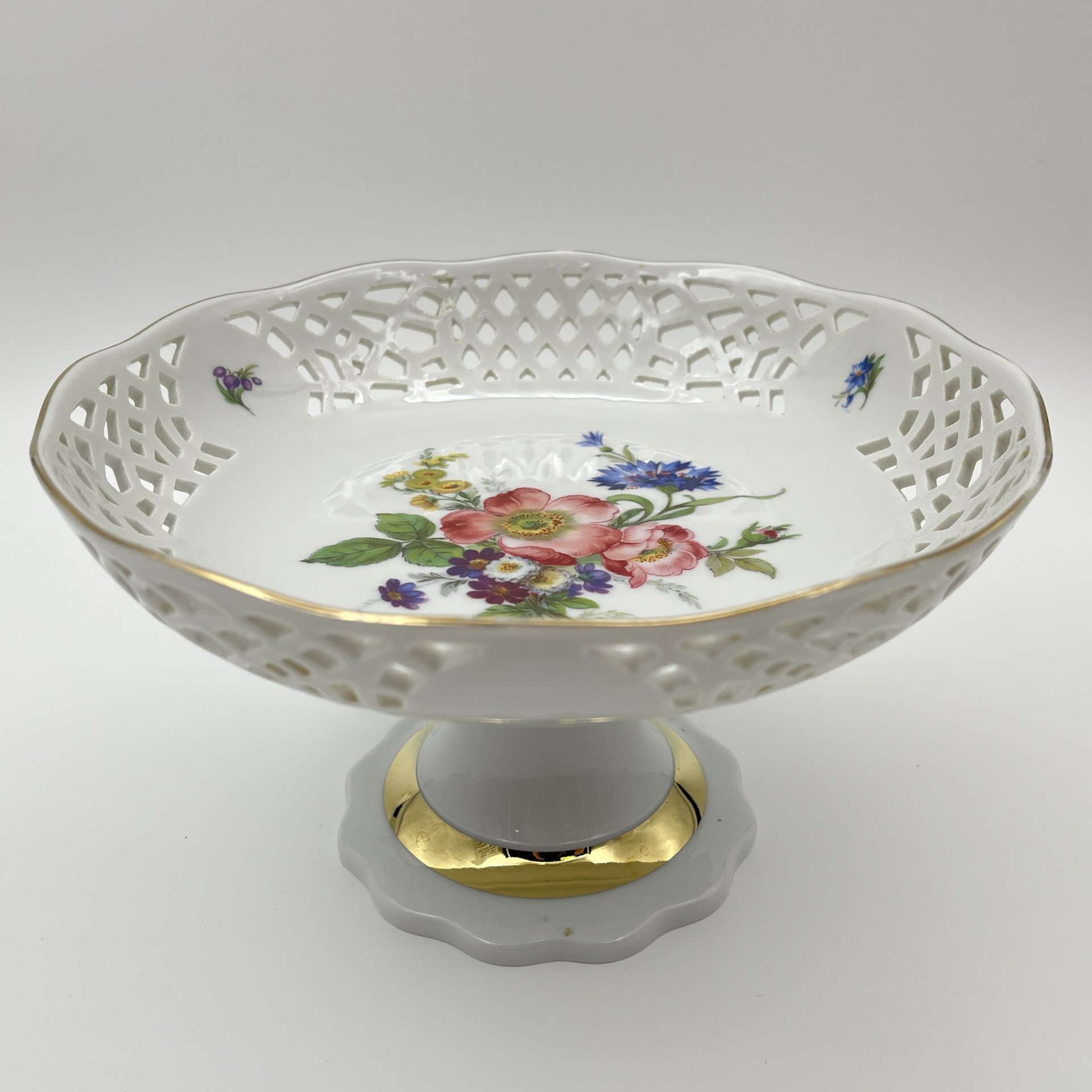 Фруктовница на ножке с прорезным бортом,и украшенная цветочным декором, , Retsch & Co., Wunsiedel