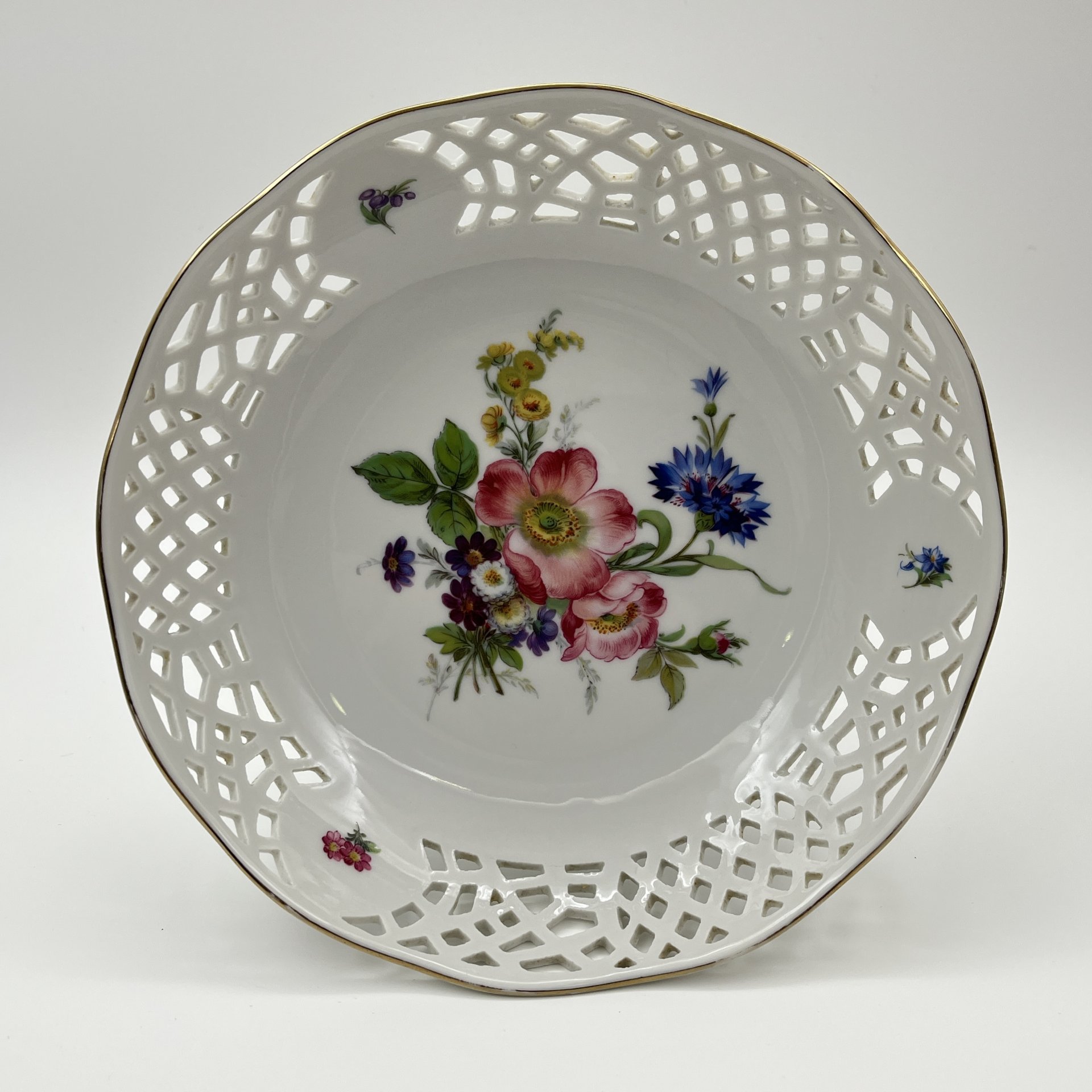 Фруктовница на ножке с прорезным бортом,и украшенная цветочным декором, , Retsch & Co., Wunsiedel