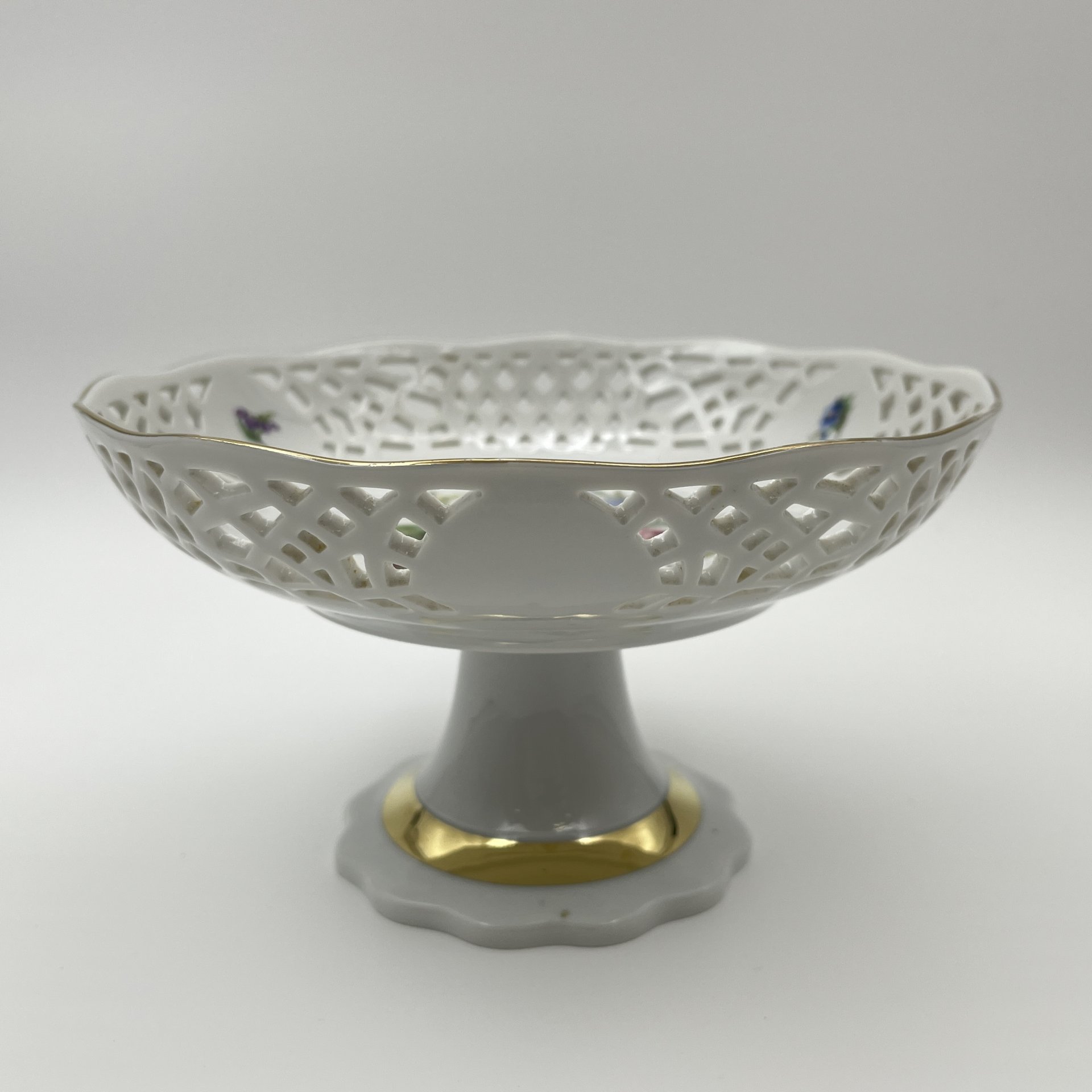 Фруктовница на ножке с прорезным бортом,и украшенная цветочным декором, , Retsch & Co., Wunsiedel