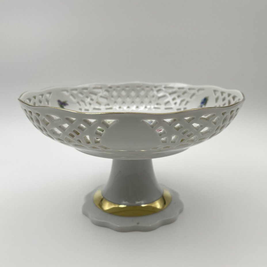 Фруктовница на ножке с прорезным бортом,и украшенная цветочным декором, , Retsch & Co., Wunsiedel