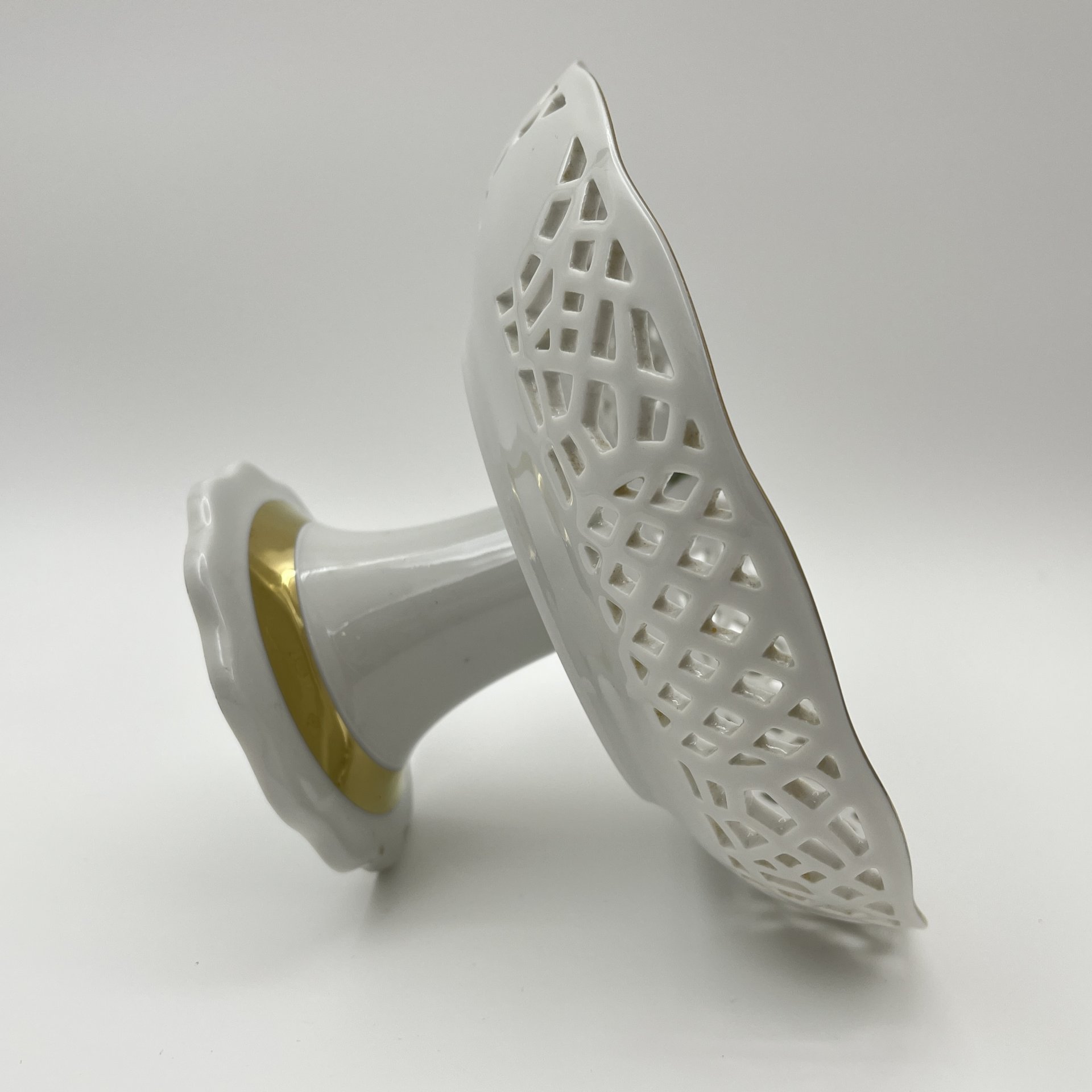 Фруктовница на ножке с прорезным бортом,и украшенная цветочным декором, , Retsch & Co., Wunsiedel