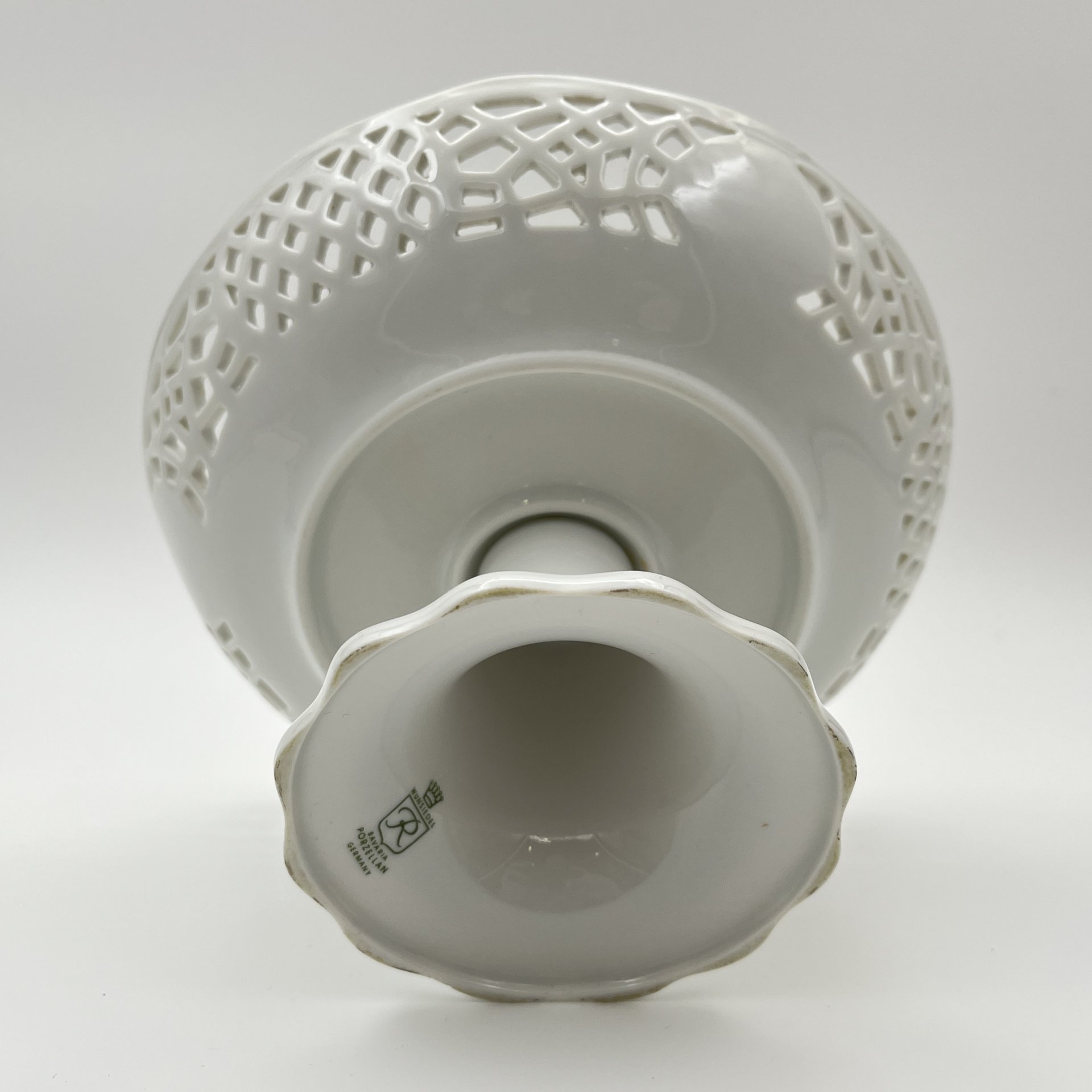 Фруктовница на ножке с прорезным бортом,и украшенная цветочным декором, , Retsch & Co., Wunsiedel