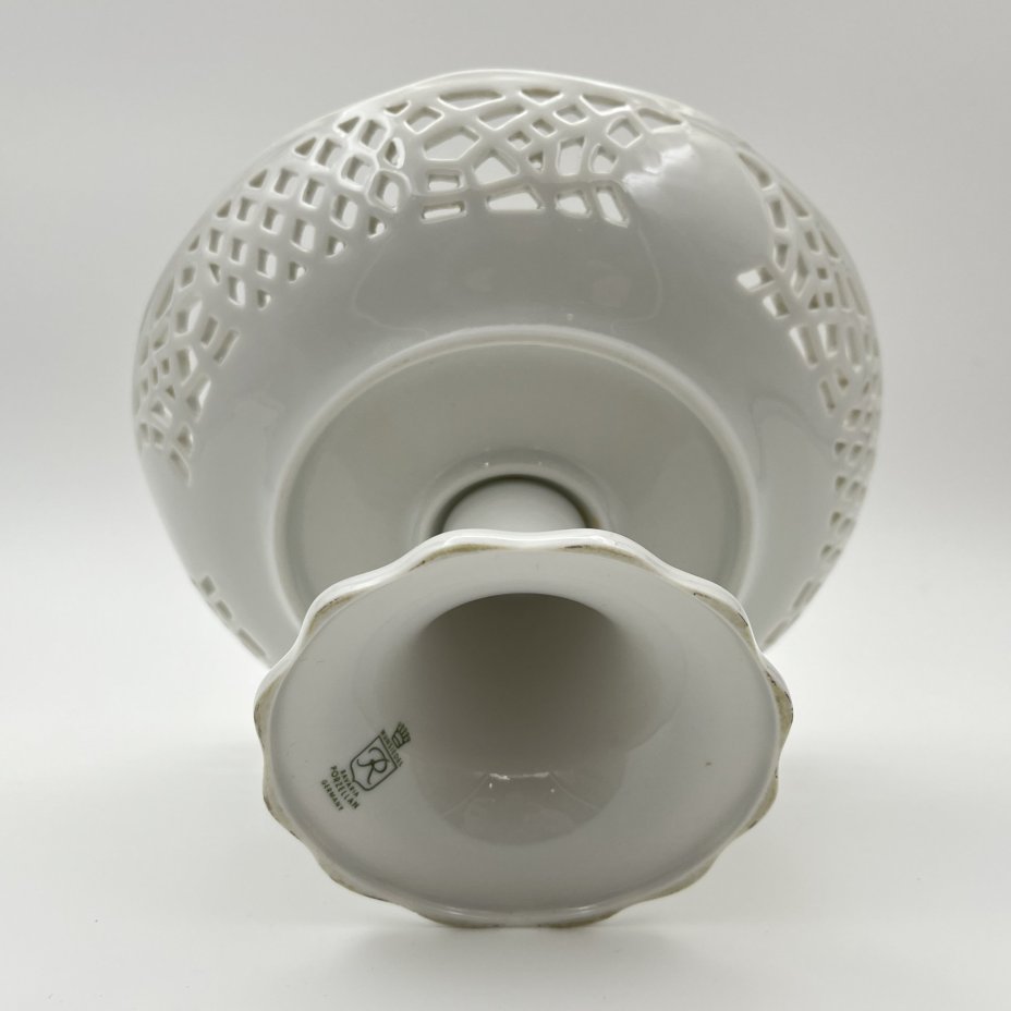 Фруктовница на ножке с прорезным бортом,и украшенная цветочным декором, , Retsch & Co., Wunsiedel