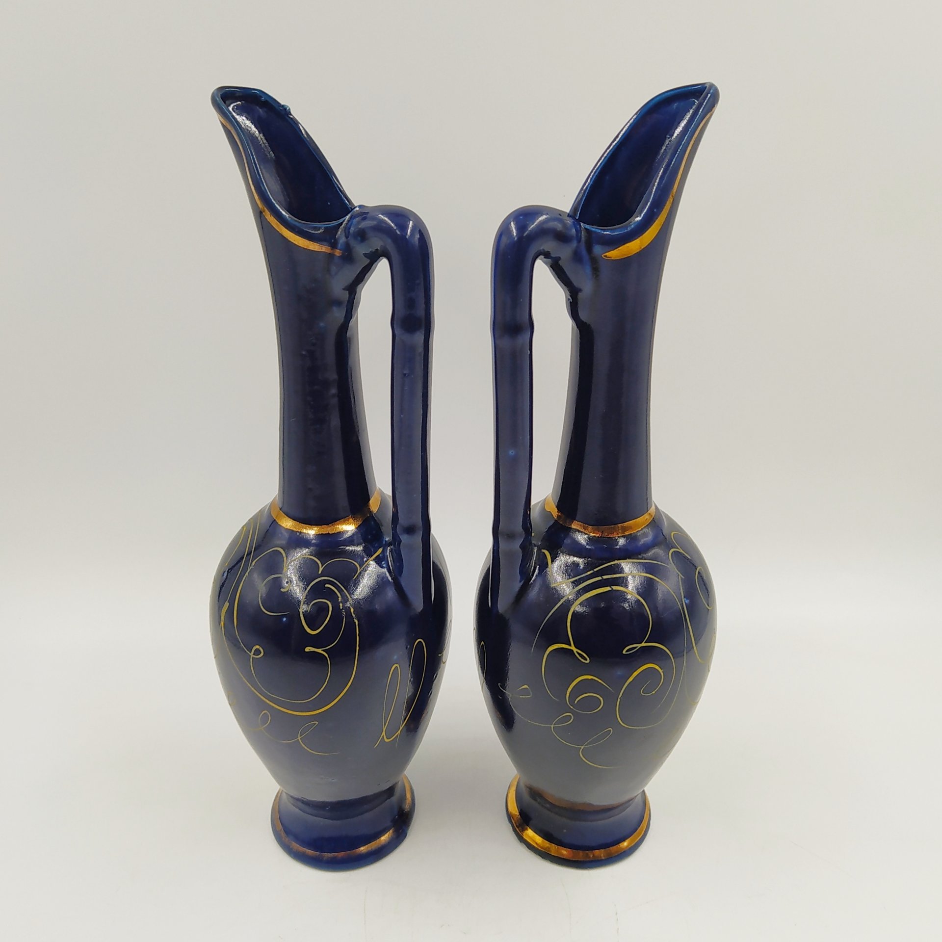 Пара декоративных кувшинов с растительным орнаментом, фарфор, крытье кобальтом, роспись, золочение, Махарадзевский райпромкомбинат, СССР, 1970-1990 гг.