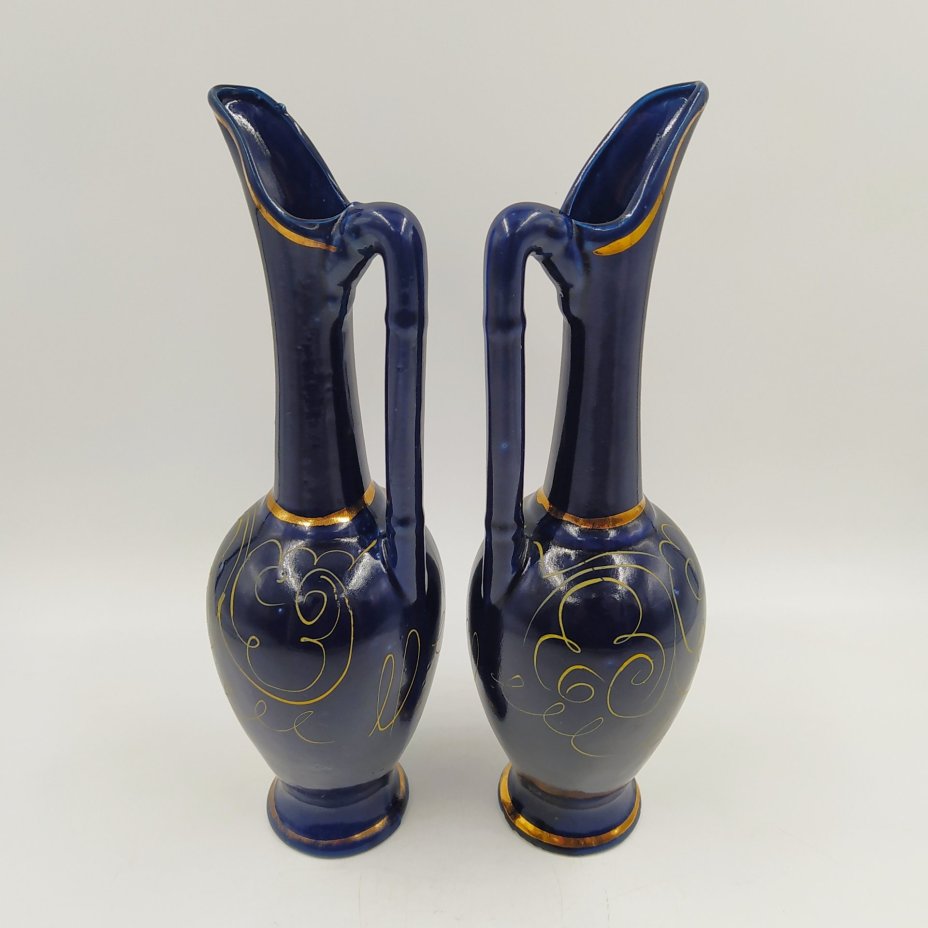 Пара декоративных кувшинов с растительным орнаментом, фарфор, крытье кобальтом, роспись, золочение, Махарадзевский райпромкомбинат, СССР, 1970-1990 гг.