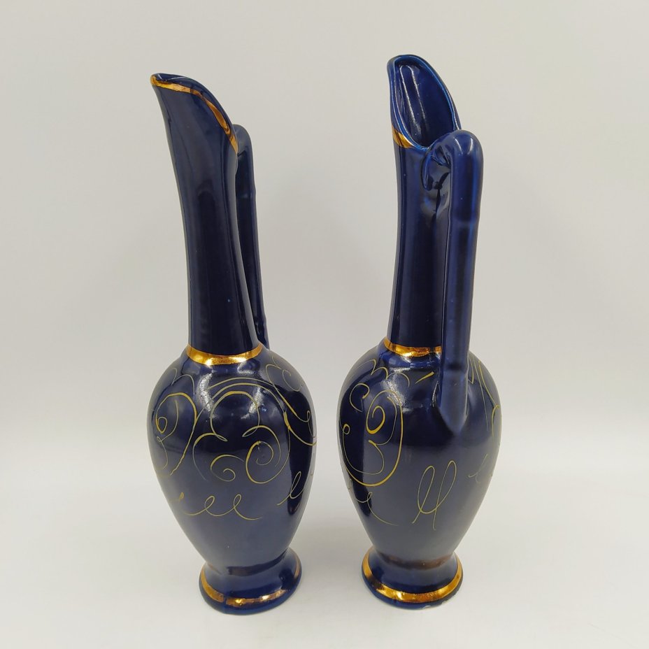 Пара декоративных кувшинов с растительным орнаментом, фарфор, крытье кобальтом, роспись, золочение, Махарадзевский райпромкомбинат, СССР, 1970-1990 гг.